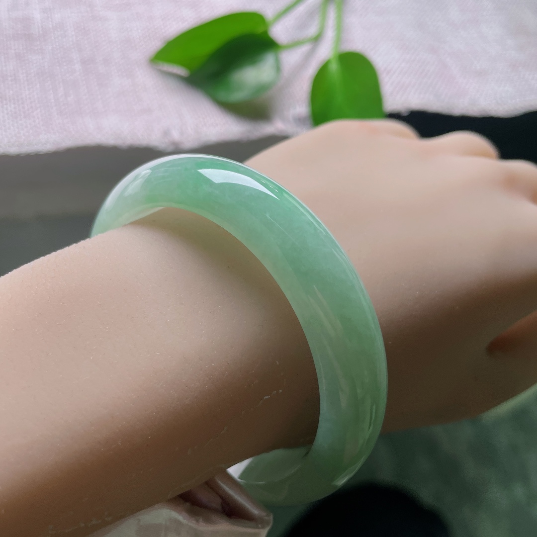 56.6/13.6/8.2，绿底正圈，一点皮纹，种水莹润通透，自带淡淡胶感，经典正圈版型，上手端庄雅致。ss57843a