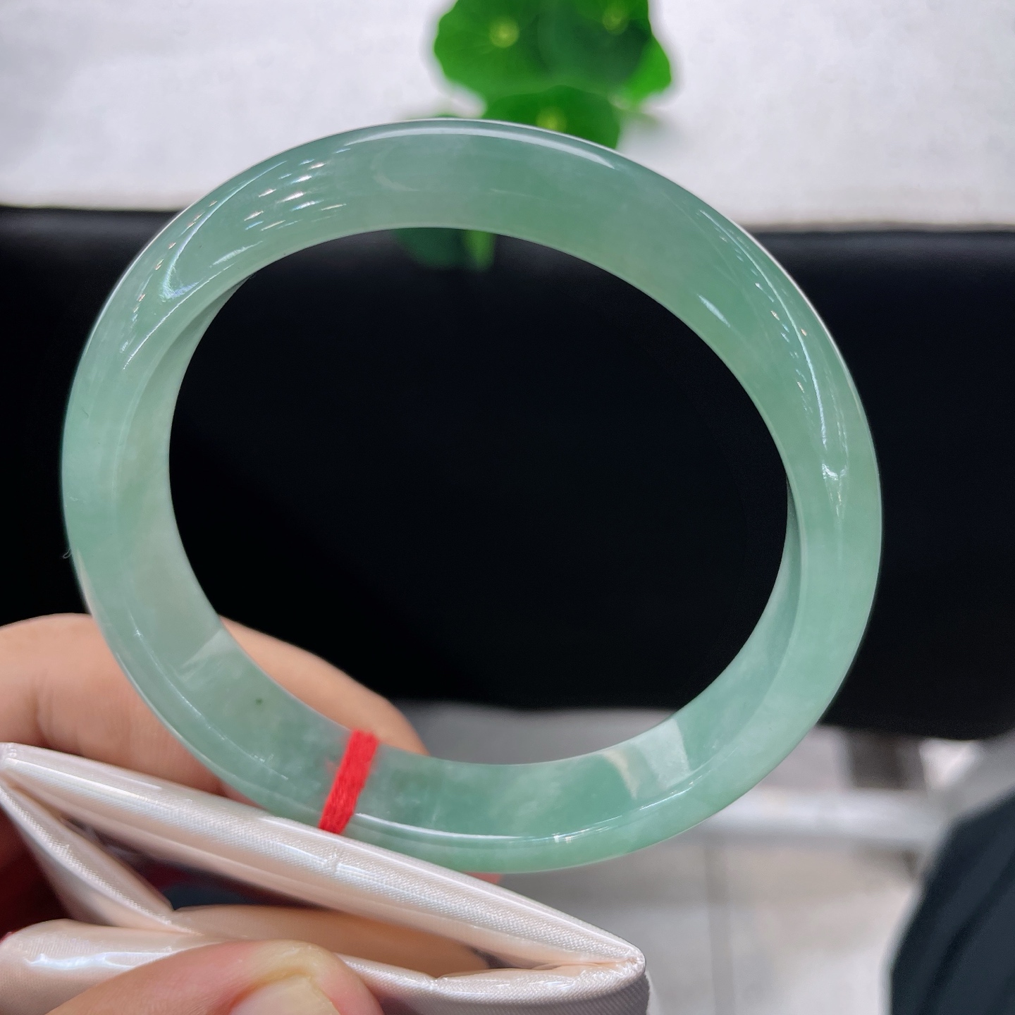 天然翡翠手镯 圈口63.3/13.5/7.8，果绿正圈，63/64可戴，玉质通透细腻，水头莹润，满圈清新果绿色均匀柔和，无裂