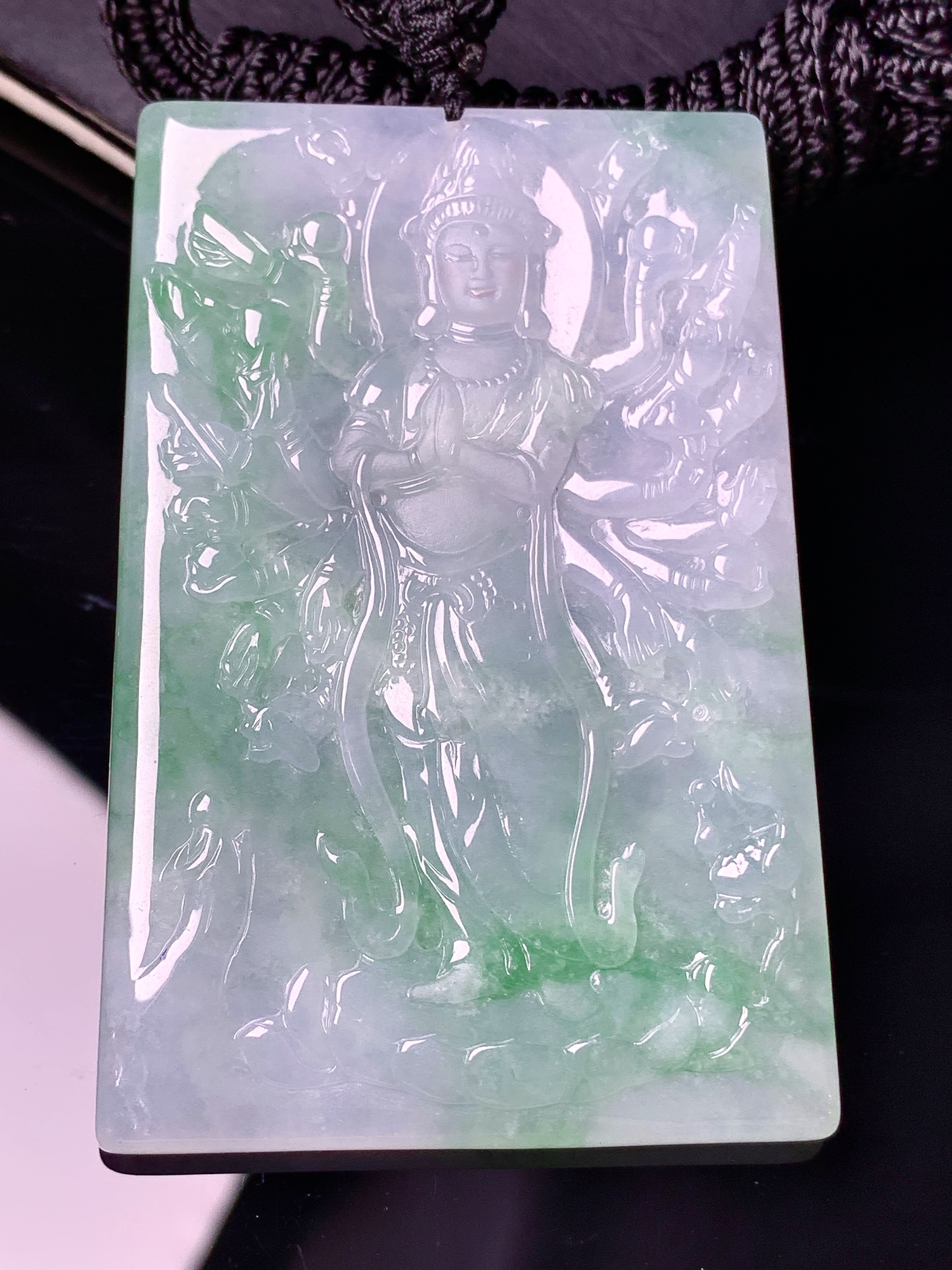 飘绿千手观音菩萨吊坠 玉质细腻 色泽艳丽清新 水润亮眼 整体尺寸62.5*41.7*5 x3