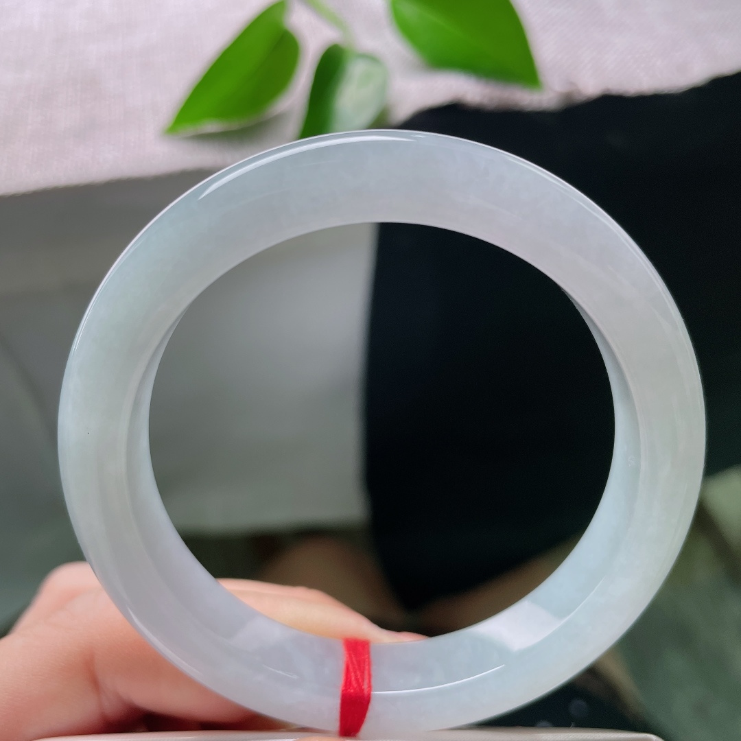 54.8/10.6/8.4，蓝底正圈，一点皮纹，似薄雾笼罩的湖面，淡淡晴底携一抹翠意，静谧治愈。ss58816a