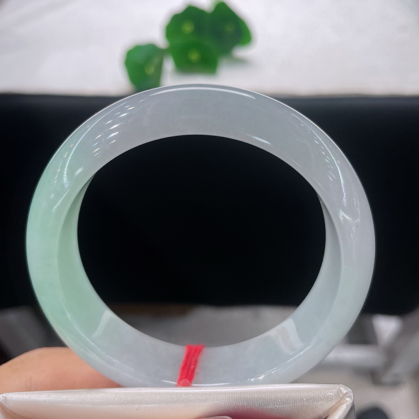 天然翡翠手镯 圈口57.8/15.3/8.5，淡春彩正圈，57/59可戴，半玉凝霜白，半镯浸春山。微棉