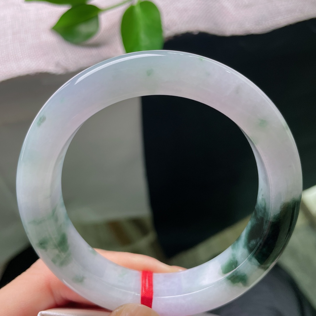 59/13/10.8，飘花正圈，皮纹，飘逸的飘花随性散落在紫底之上，花型舒展自然，如同水墨落笔，写意又鲜活。ss59029a