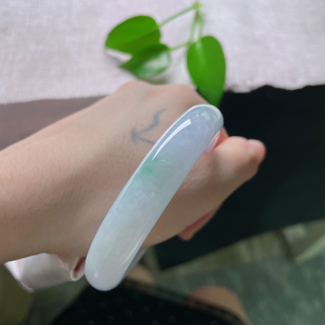 54.8/12.4/8.8，春彩正圈，无裂，紫底清雅温润，一抹翠色落于镯身，紫绿相融韵味悠然。ss58847a