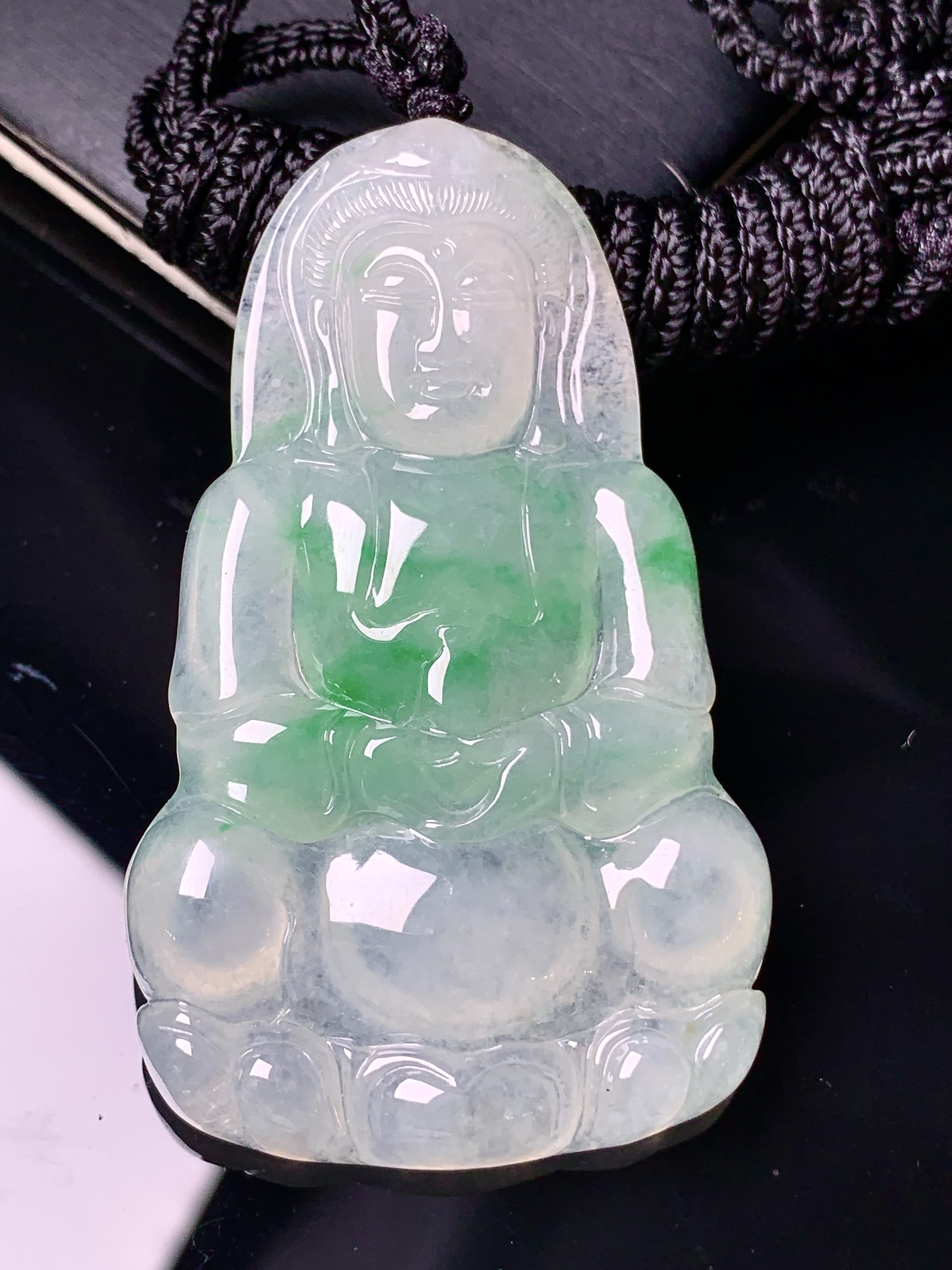 飘绿观音菩萨吊坠 玉质细腻 色泽艳丽清新 水润亮眼 整体尺寸57.6*34.6*5.8 x3