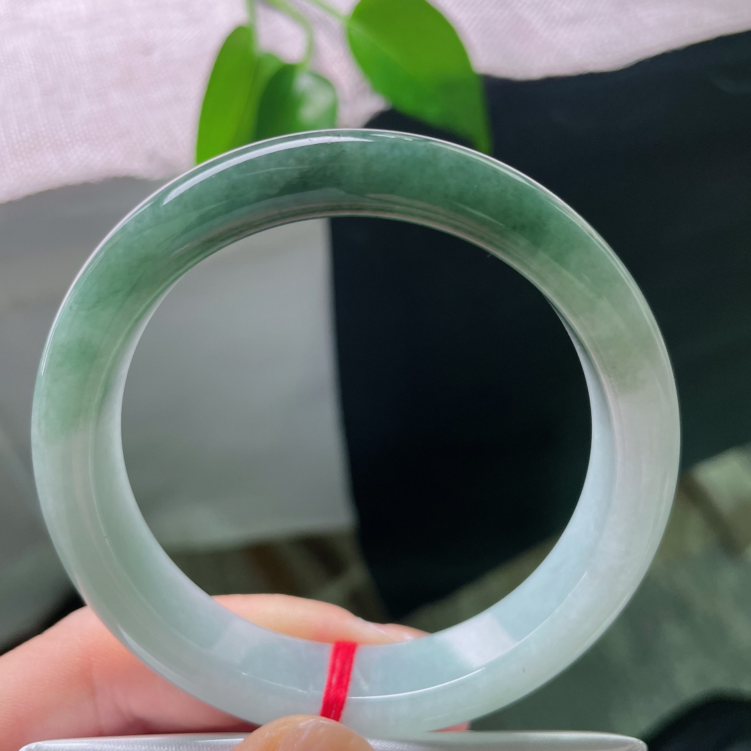 58.5/12.7/8.4，油青正圈，一点皮纹，一镯两色动静相宜，无需多余装饰，诠释清雅玉石审美。s