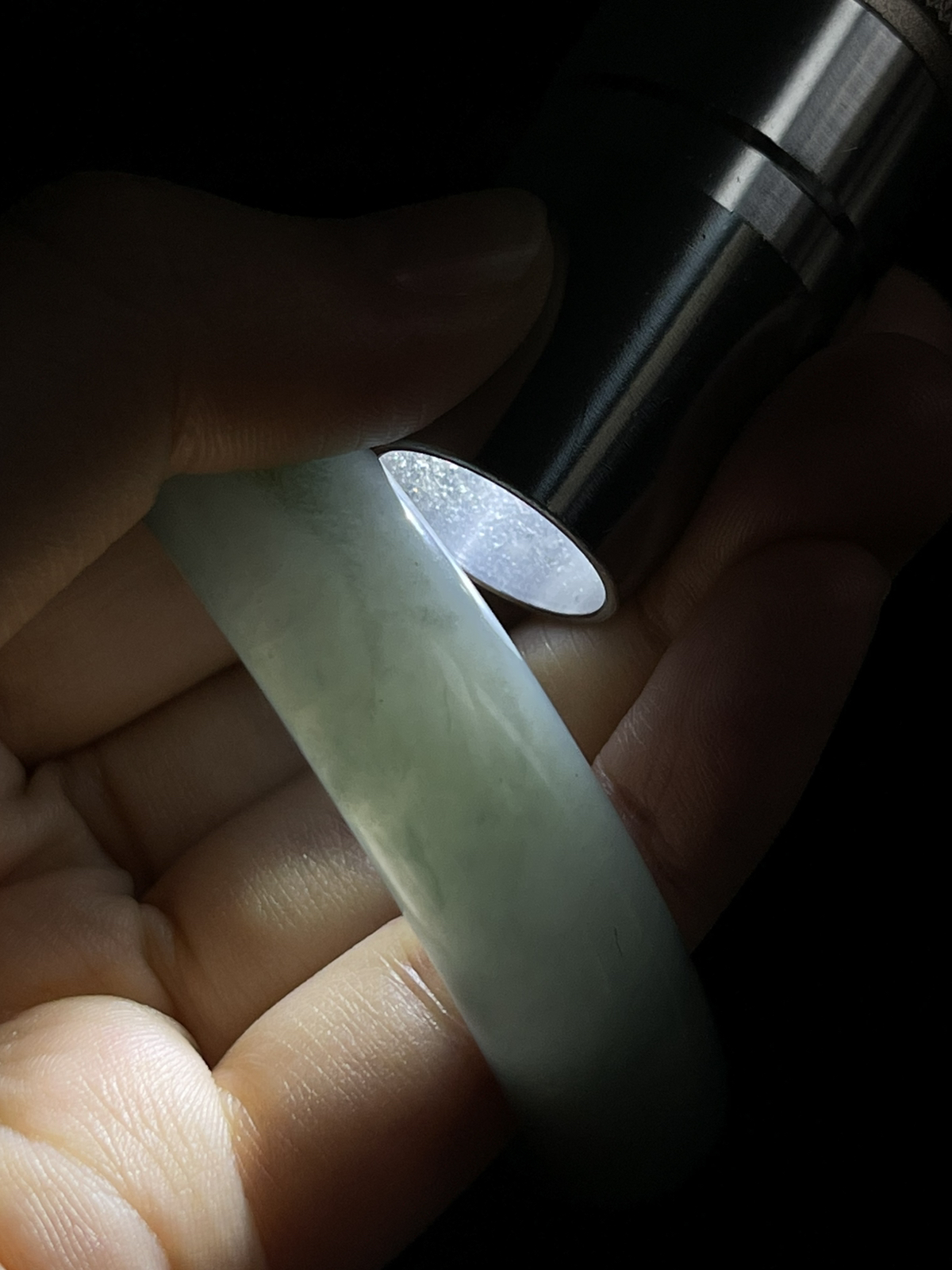 贵妃镯50.8圈口，翡翠糯化种淡绿色手镯