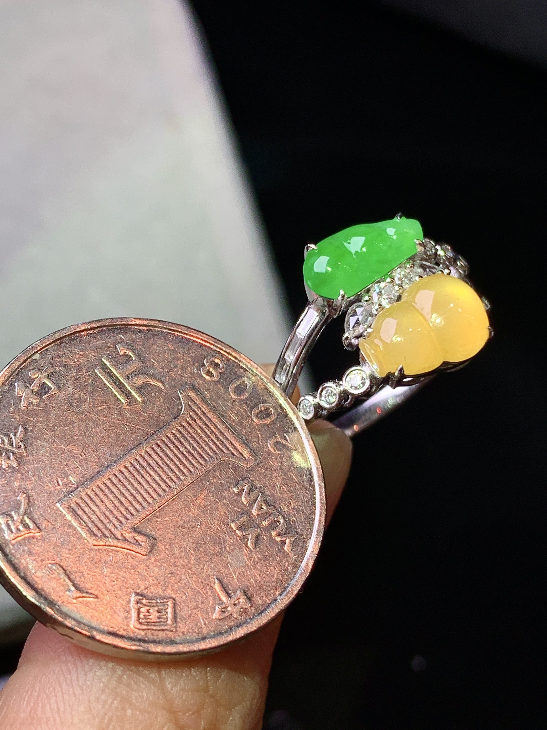 18k金钻镶嵌黄葫芦戒指 玉质细腻 色泽艳丽清新 水润亮眼 圈口14.5  整体尺寸9.6*6.5*2.6 b6