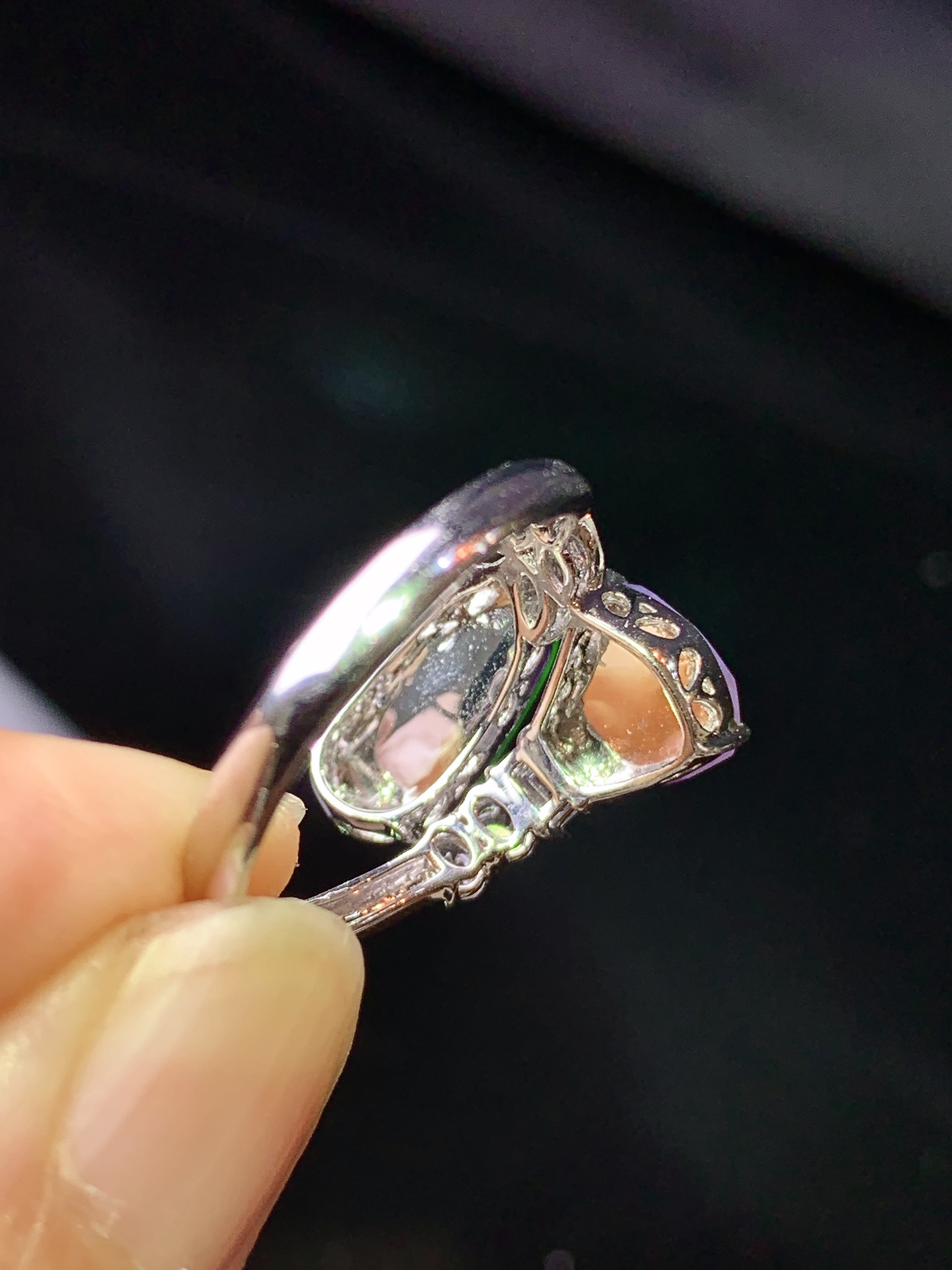 18k金钻镶嵌四季豆戒指 玉质细腻 色泽艳丽清新 水润亮眼 圈口14.5 裸石尺寸13*5.6*2.3 b6