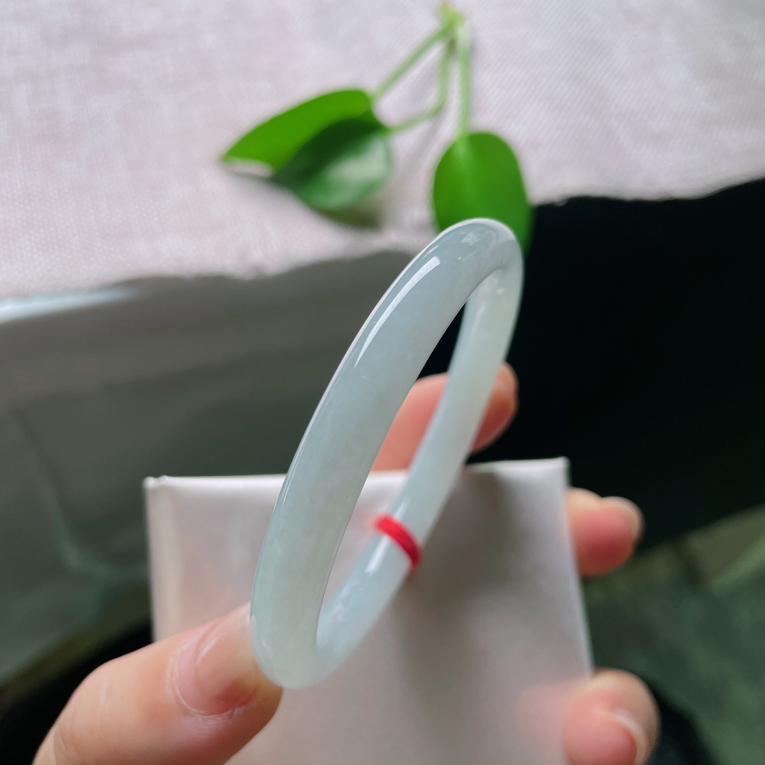 52/7.5，绿底圆条，一点皮纹，小叮当，玉质细腻匀净，浅晴底色清透柔和，自带水光。ss58811a
