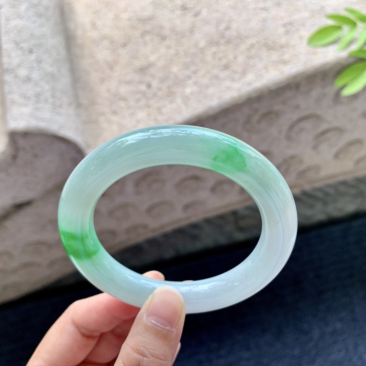 圆条54 55 圈口54.3/11/10.4 编码GL091415 糯冰飘绿，水润，种老，细腻，打灯有棉纹
