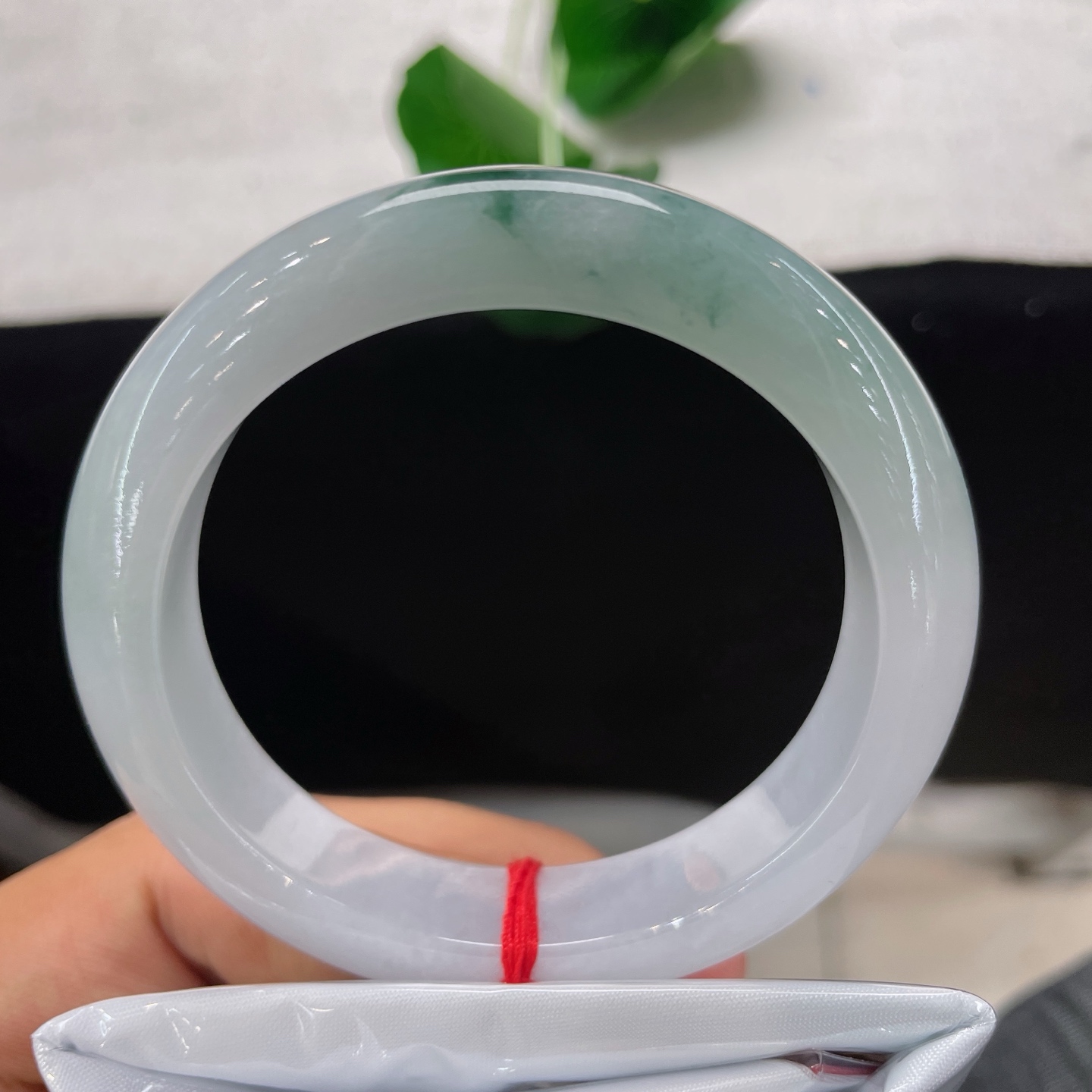 天然翡翠手镯 圈口54.7/12.5/9，飘花正圈，54/55可戴，仿若冰溪映月，淡绿飘花如轻烟漫过