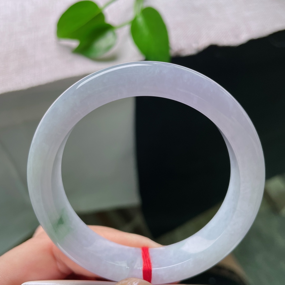 54.8/12.4/8.8，春彩正圈，无裂，紫底清雅温润，一抹翠色落于镯身，紫绿相融韵味悠然。ss58847a