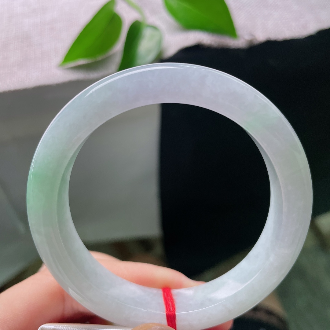 54.7/12.1/8.9，春彩正圈，一点皮纹，冰糯浅绿平安镯，玉质温润细腻，底色清浅，一抹柔绿晕染镯身。ss58854a