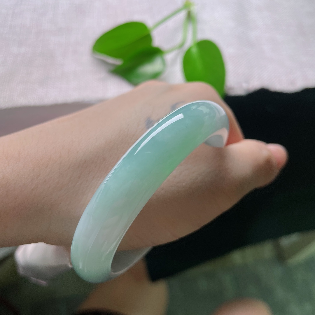 54.7/12.2/8.3，蓝底正圈，一点皮纹，玉肉细腻紧实，素圈简约无雕饰，留存翡翠天然质感。ss58770a