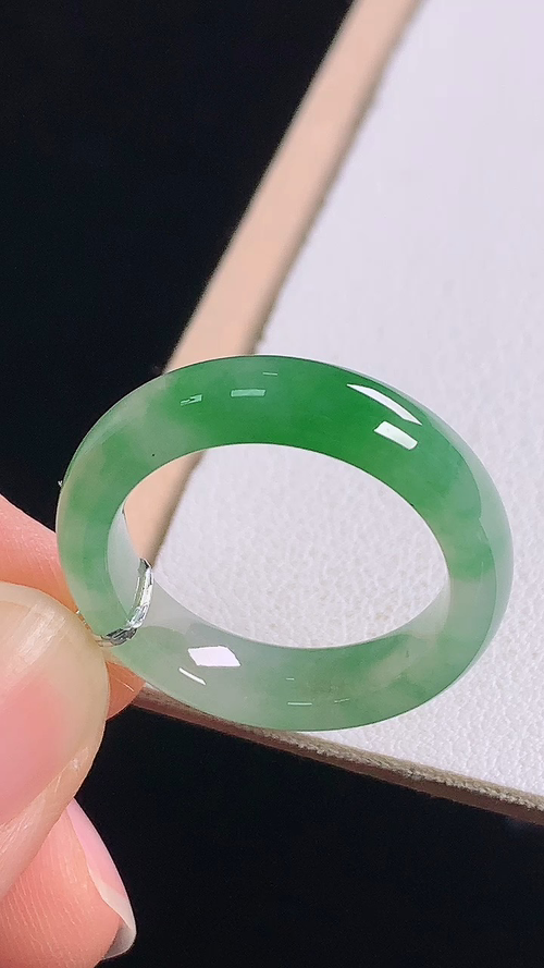 ️冰绿指环，无裂，尺寸:圈口18/18.4-5.1-3.4mm 9