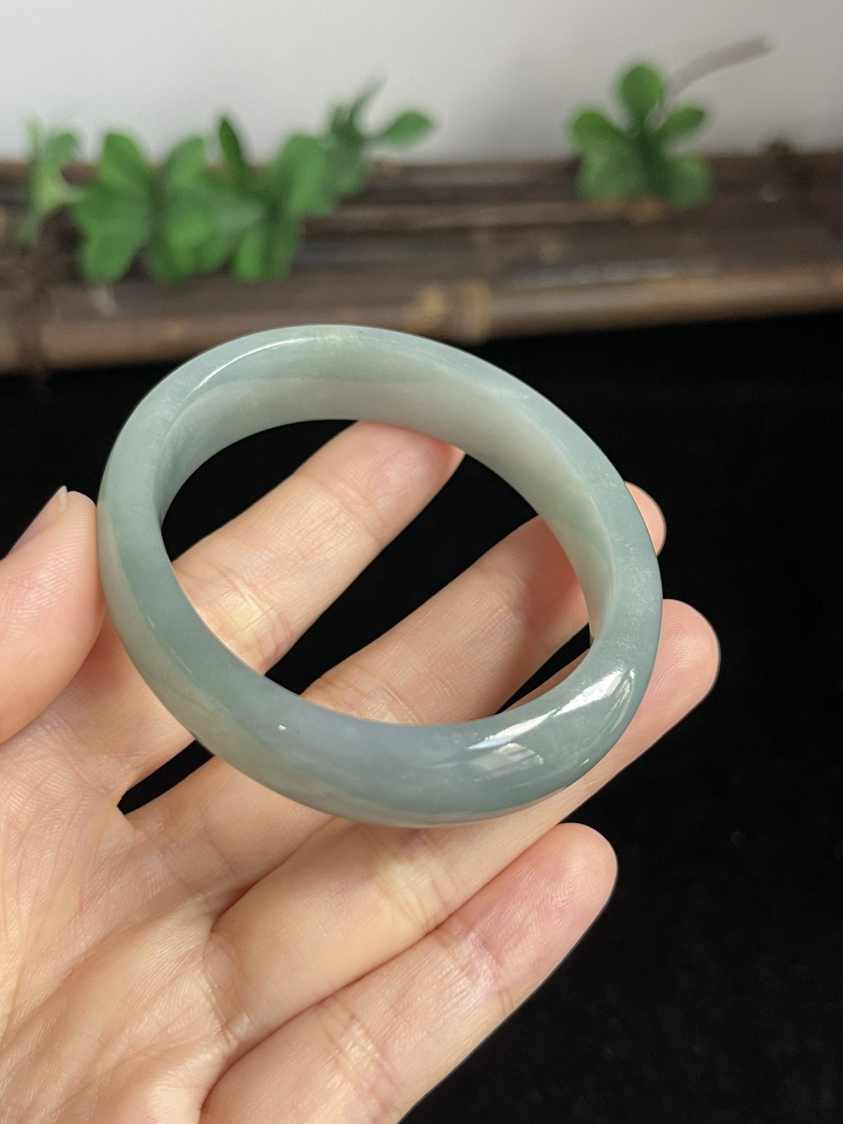 贵妃镯50.8圈口，翡翠糯化种淡绿色手镯