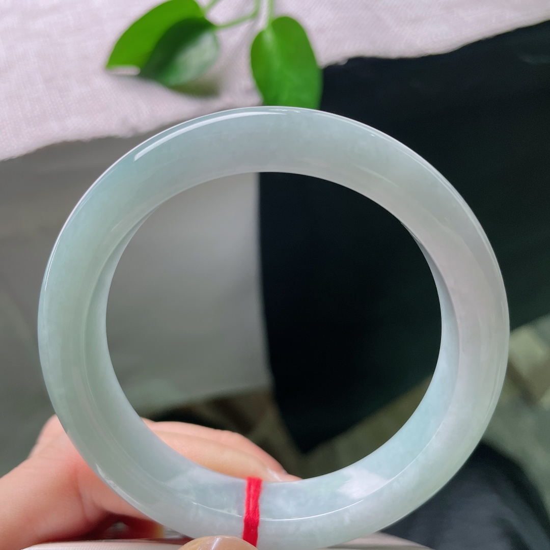58/12.2/9.5，蓝底正圈，无裂，温润细腻，朦胧柔和的蓝调，是细品方知的韵味，安静内敛，让人目光不自觉久久停留。ss58869a