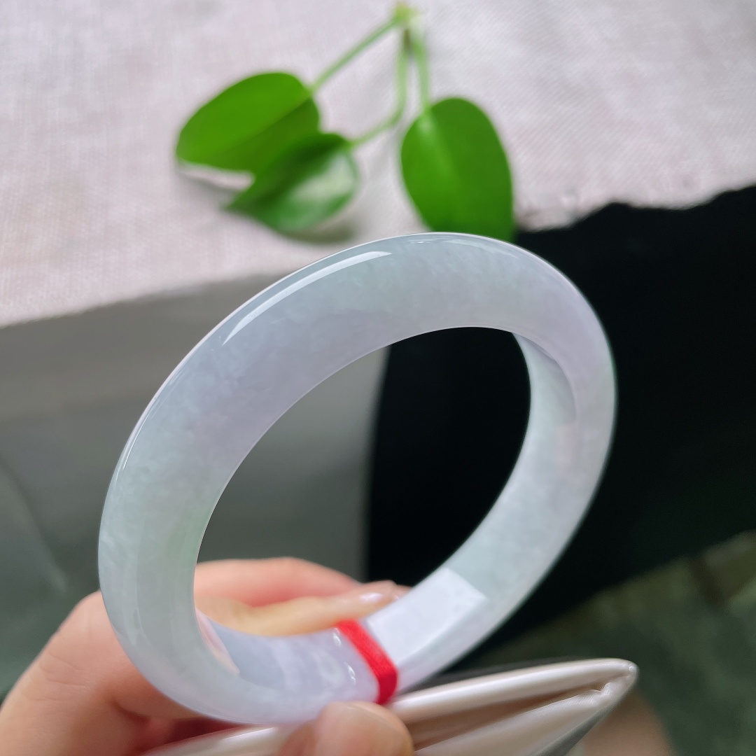 54.9/11.6/8.7，春彩正圈，一点晶体，素白玉底浮点点翠影，绿意灵动含蓄，如春风拂过山野，意境悠然。ss58856a