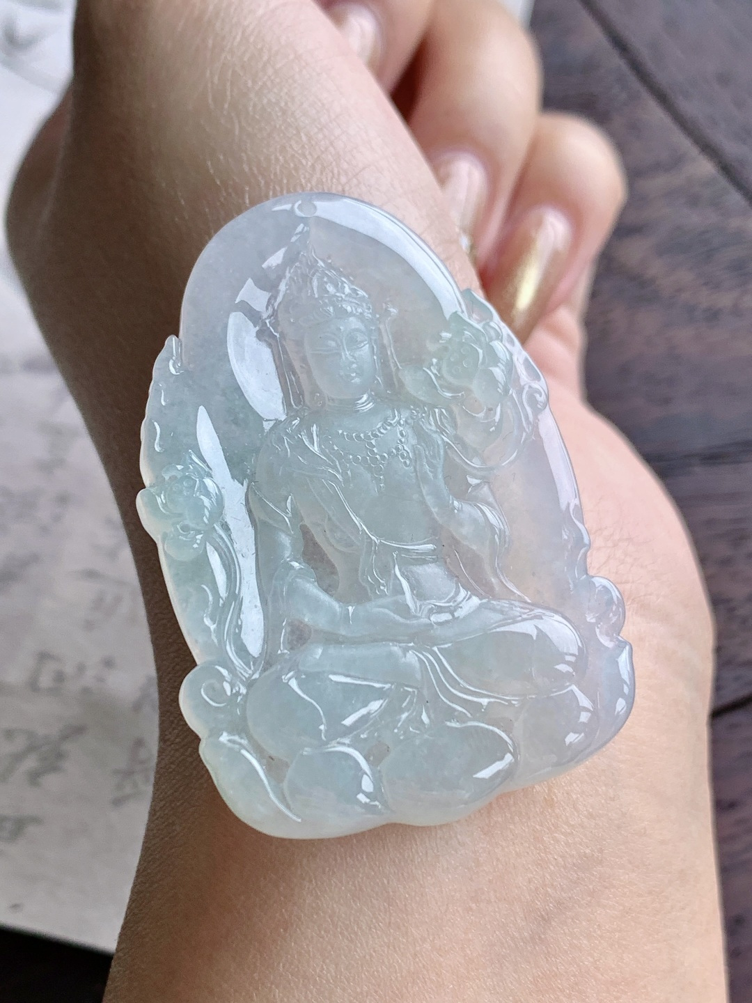 【裸石】🫧糯冰晴水持莲观音大势至牌吊坠 【说明】缅甸 性比高 【尺寸】52-37-5.6 【重量】22.3克