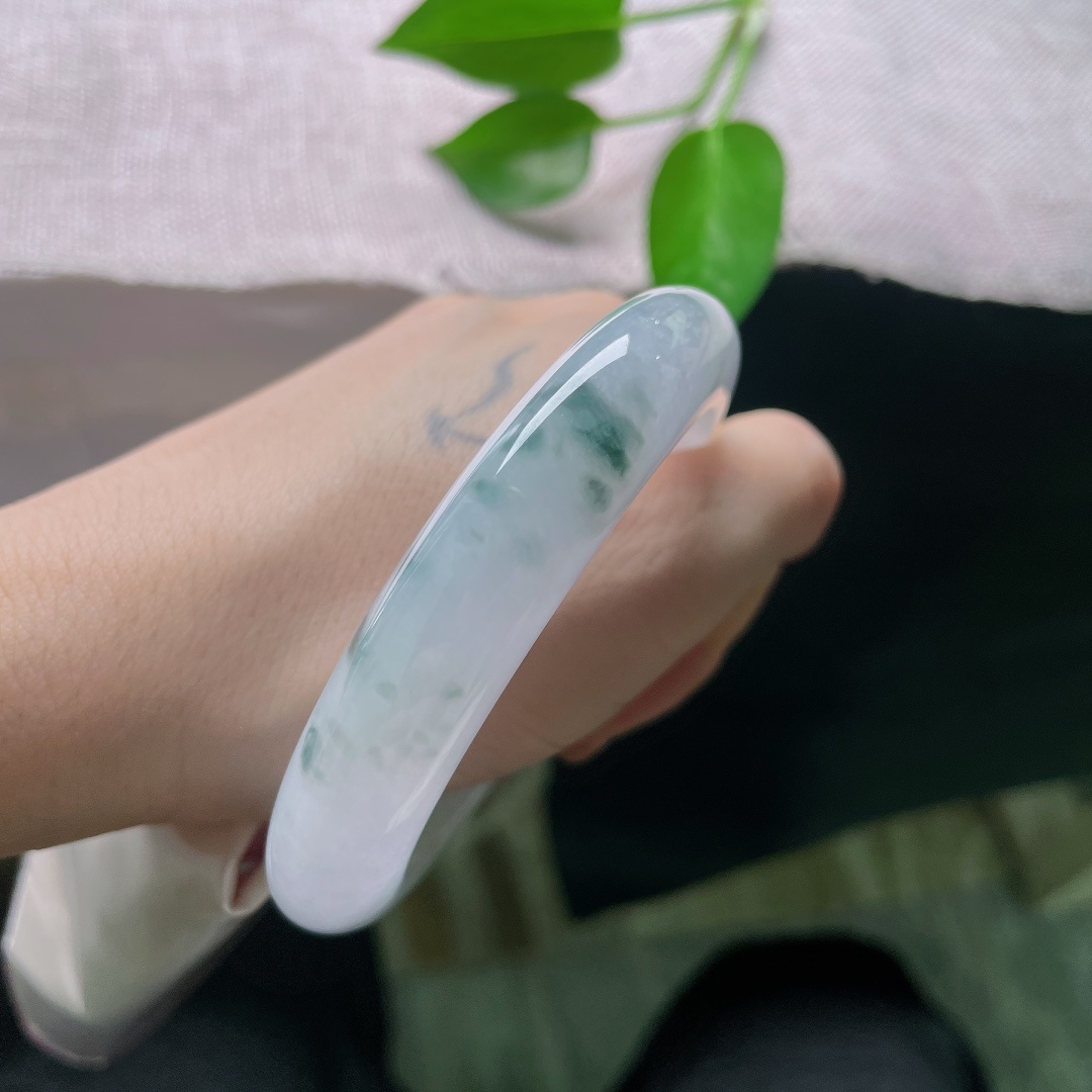 59/12.8/10.2，飘花正圈，皮纹，好似一幅流动的水墨小画，紫底做宣纸，飘花作笔墨，把大自然的巧思写在这一圈玉镯之上。ss59031a