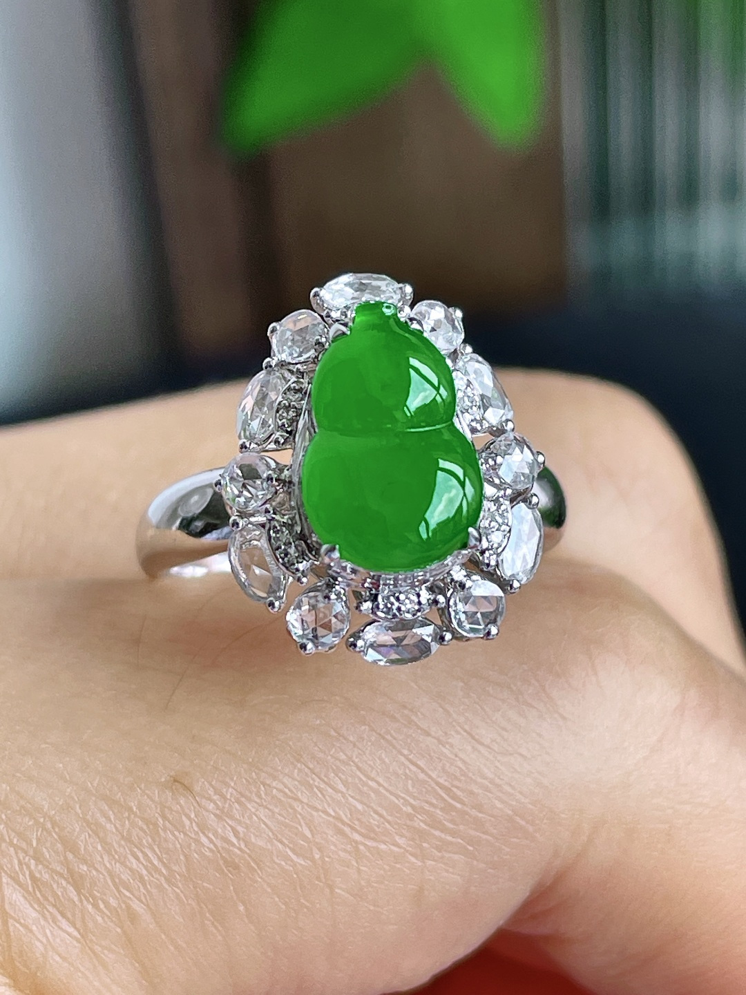 【镶嵌】冰种阳绿葫芦戒指 【说明】缅甸 18k金镶嵌 无裂 性比高 满绿满色 【整体】16.6-13.8-10.2 【裸石】11-7.3-1.3 【圈口】14号 【重量】3.8克