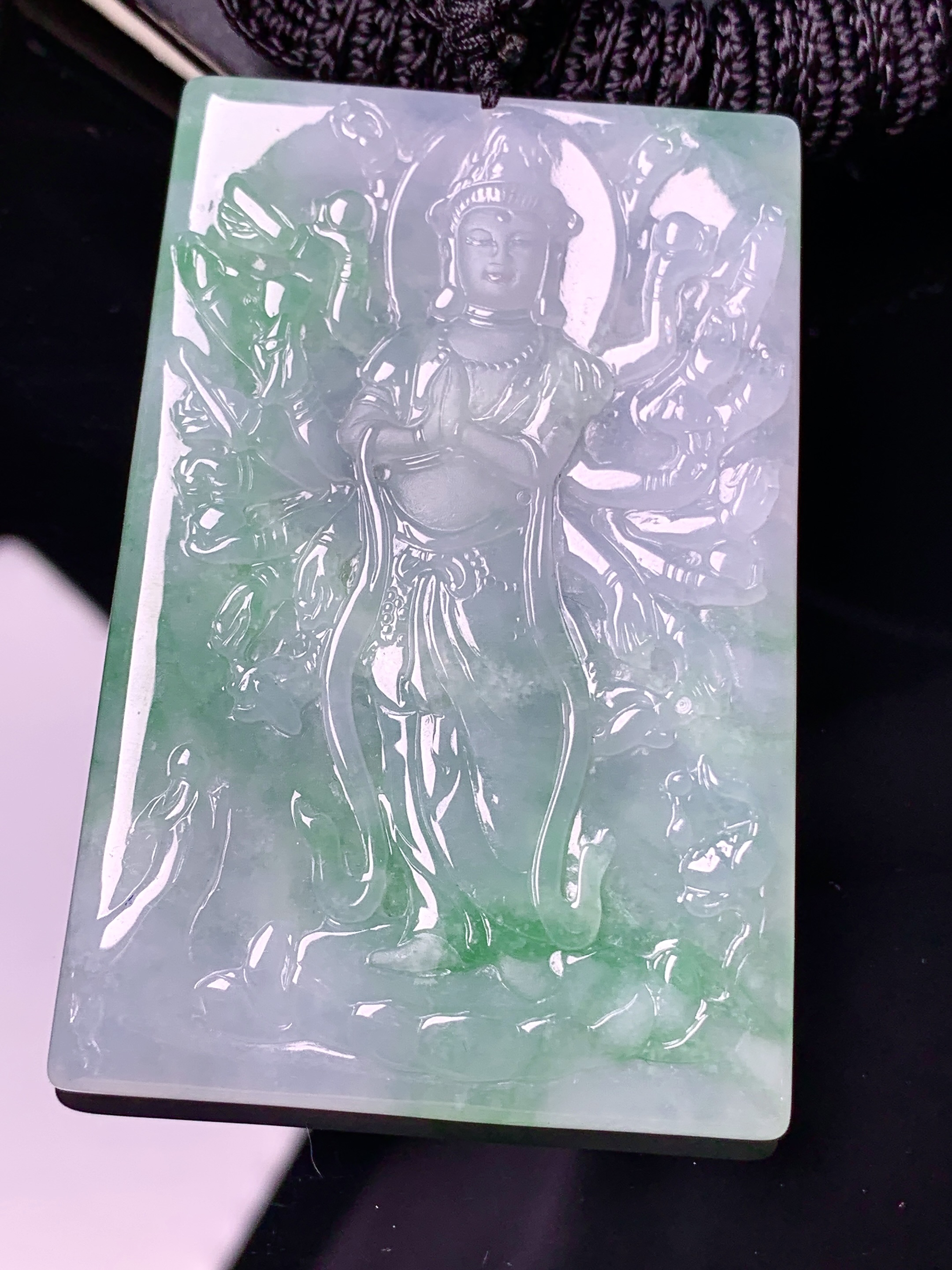 飘绿千手观音菩萨吊坠 玉质细腻 色泽艳丽清新 水润亮眼 整体尺寸62.5*41.7*5 x3