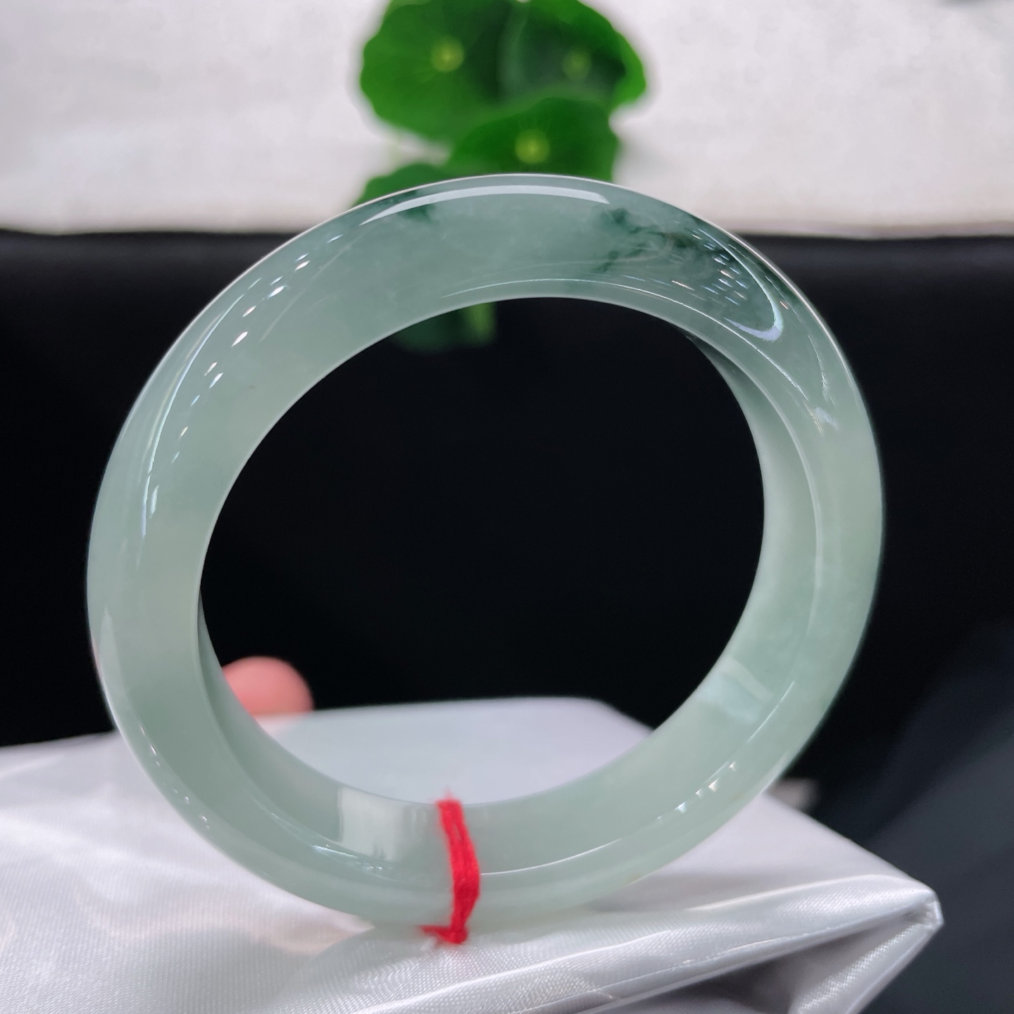 天然翡翠手镯 圈口54.5/12.5/8.5，冰飘花正圈，54/55可戴，玉底凝清露，墨花入玉来。无