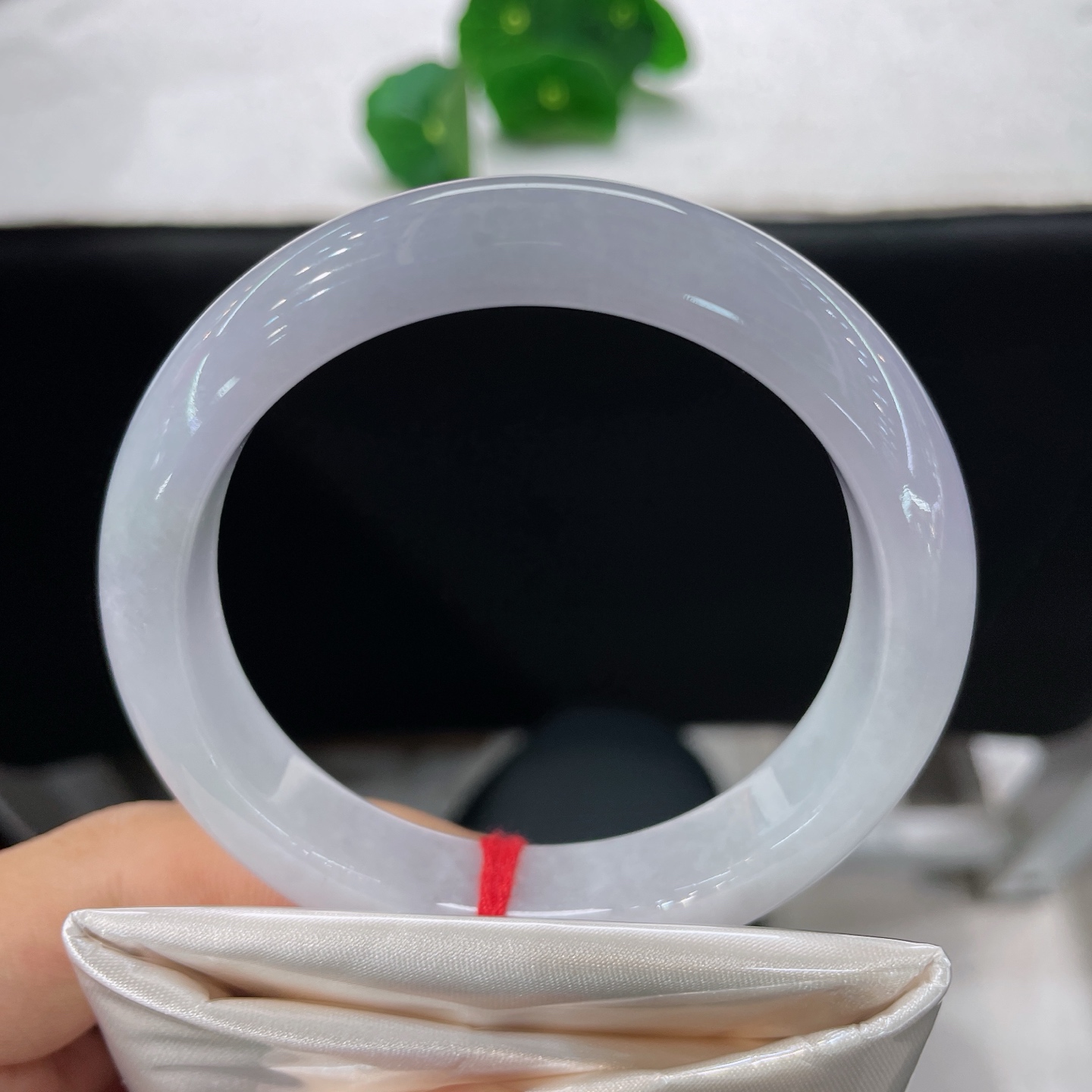 天然翡翠手镯 圈口57.3/12.6/8.2，淡紫正圈，56/57可戴，紫玉笼清月，浅梦落腕间。无裂