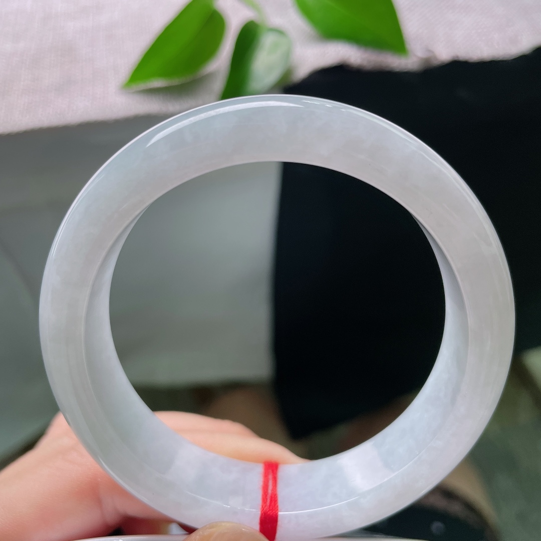 56.9/14.5/8.5，白月光正圈，长纹，种水清爽干净，质感莹润顺滑，经典正圈镯型，上手端庄雅致。ss58780a