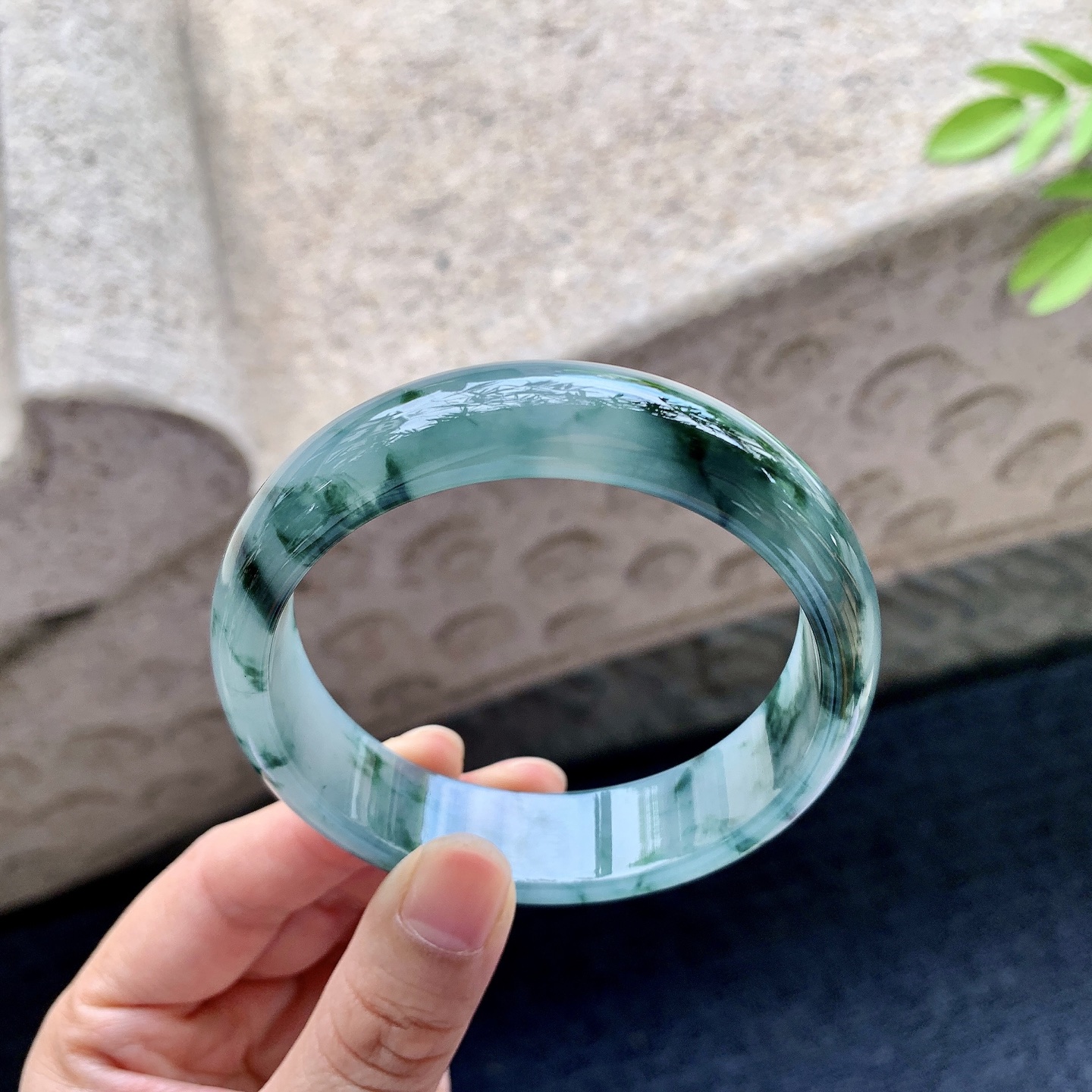 正圈58 59 圈口59/15.3/7 编码WW091404 糯冰飘花，宽版，水润，种老，细腻，打灯有纹线