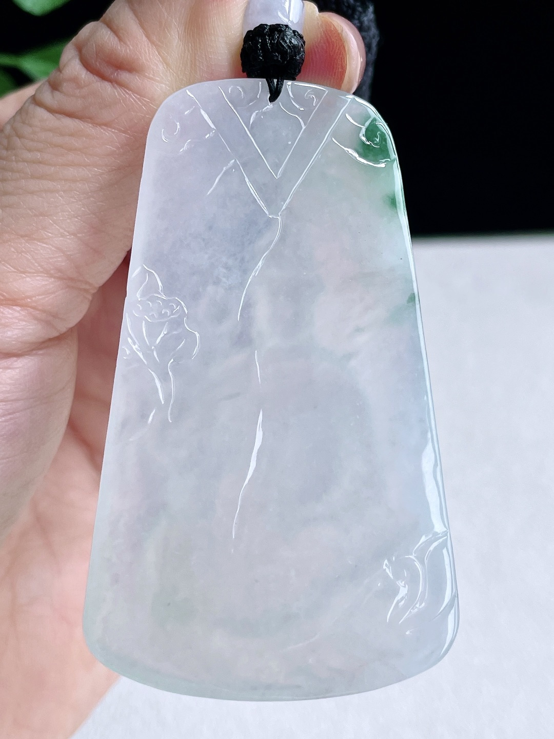 【裸石】糯冰飘花大势至观音持莲观音牌吊坠 【说明】缅甸 无裂 性比高 厚装 【尺寸】66-39.5-6.8 【重量】40克