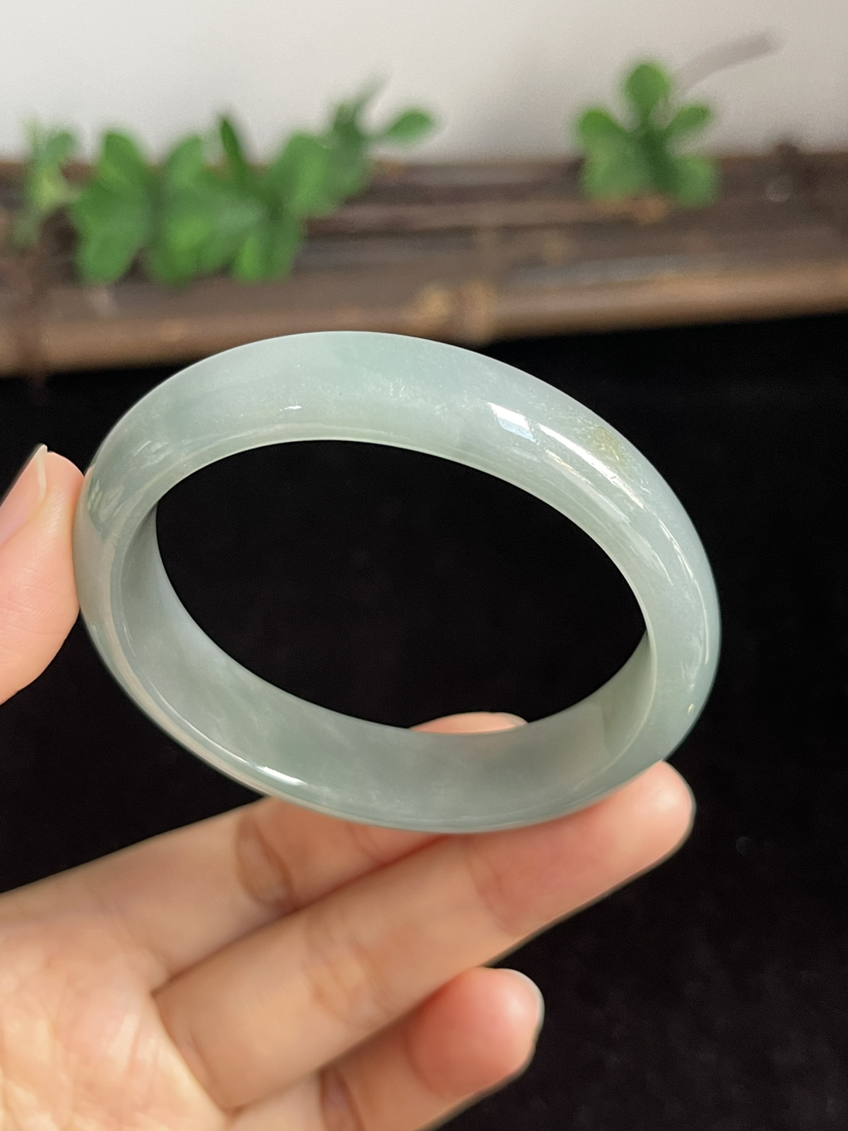 贵妃镯50.8圈口，翡翠糯化种淡绿色手镯