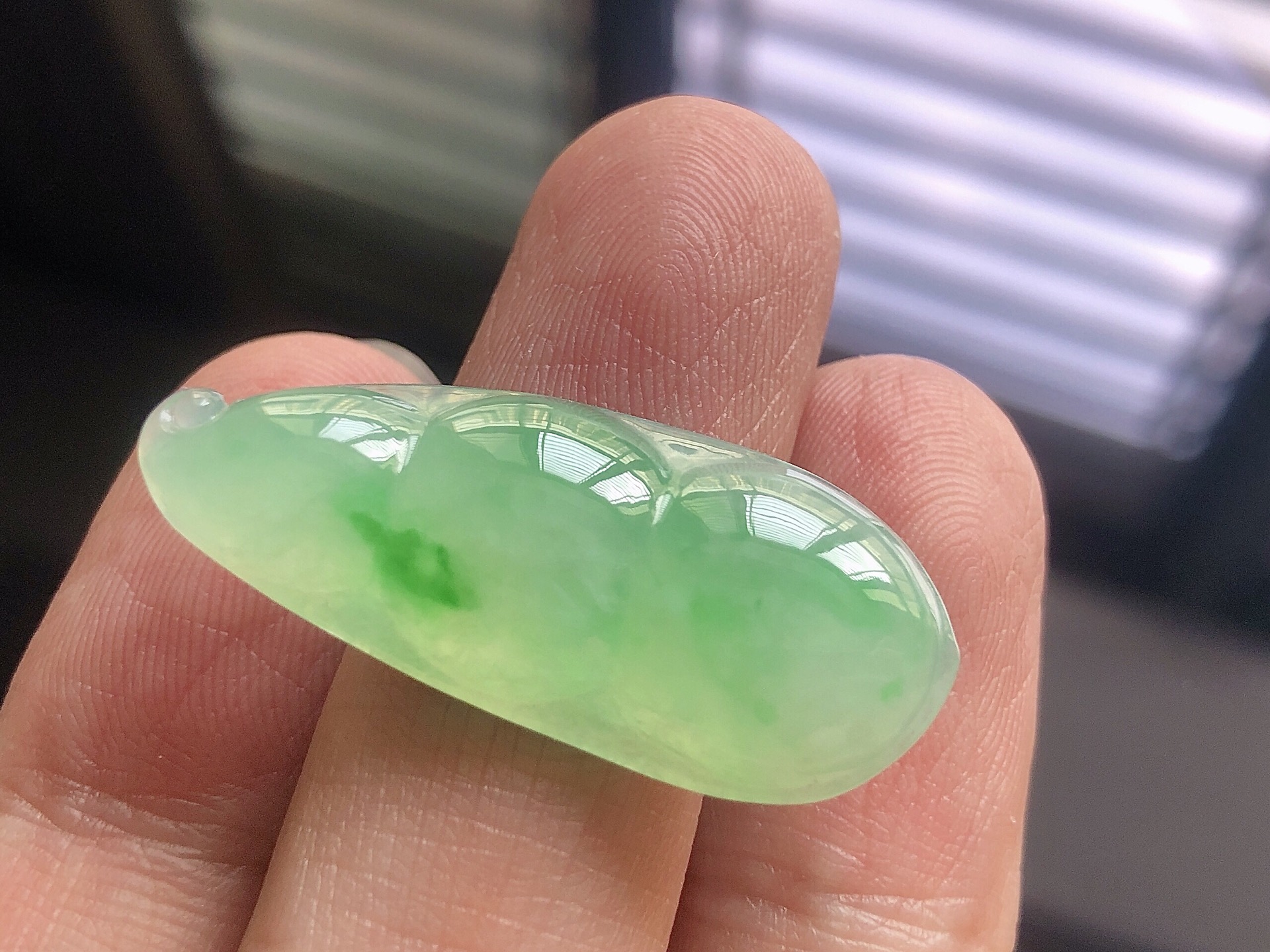 ️ 冰种阳绿福豆，色泽艳阳，通透水润，玉质细腻，夺目迷人，镶嵌效果，品相，无裂，尺寸34.5*14.2*7
