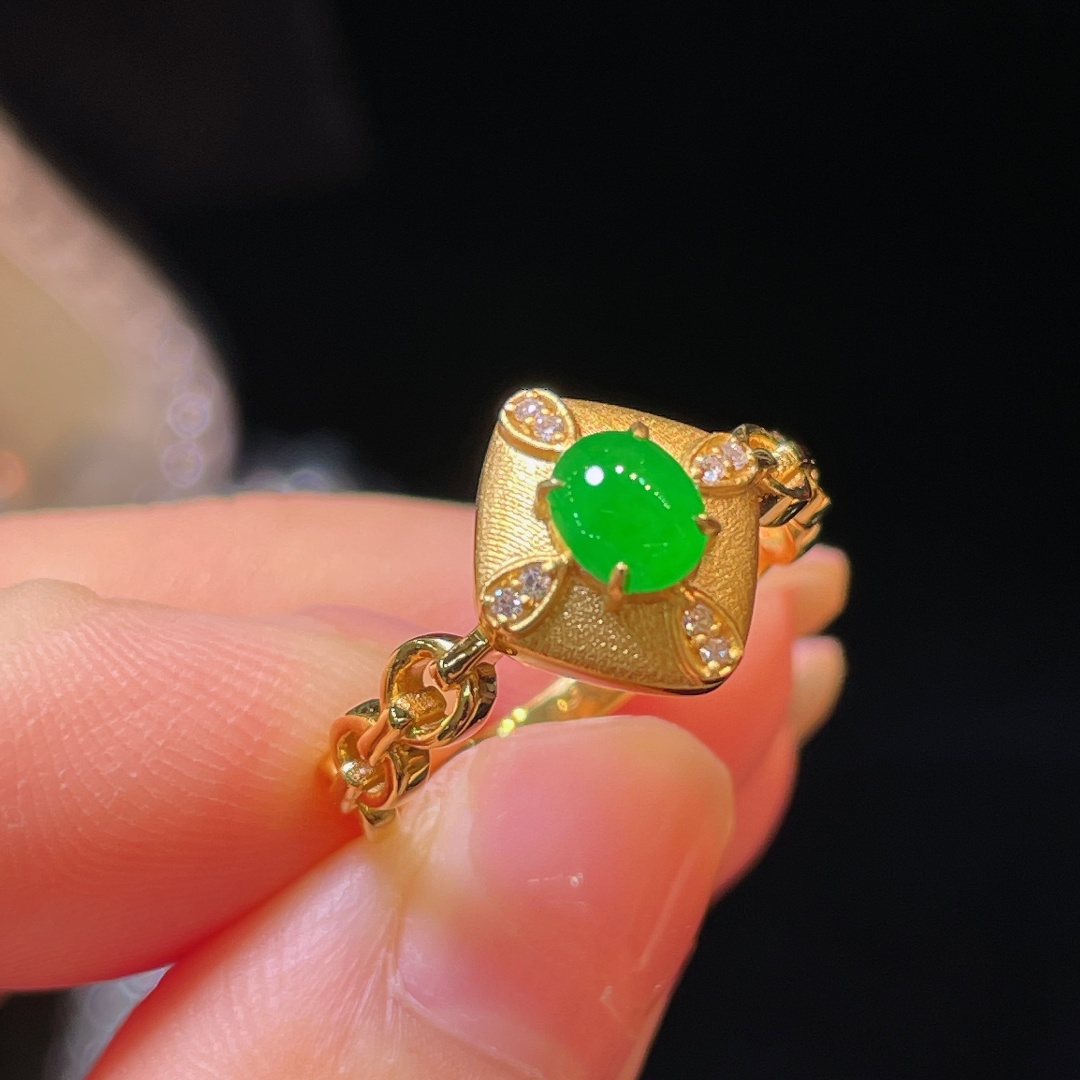 ️翡翠A货 蛋面戒指 阳绿满色，料子冰润细腻，种老起光，18k金镶真钻，上身佩戴效果很好 整体10.9-10-5.9裸石5.1-4.5-2.5