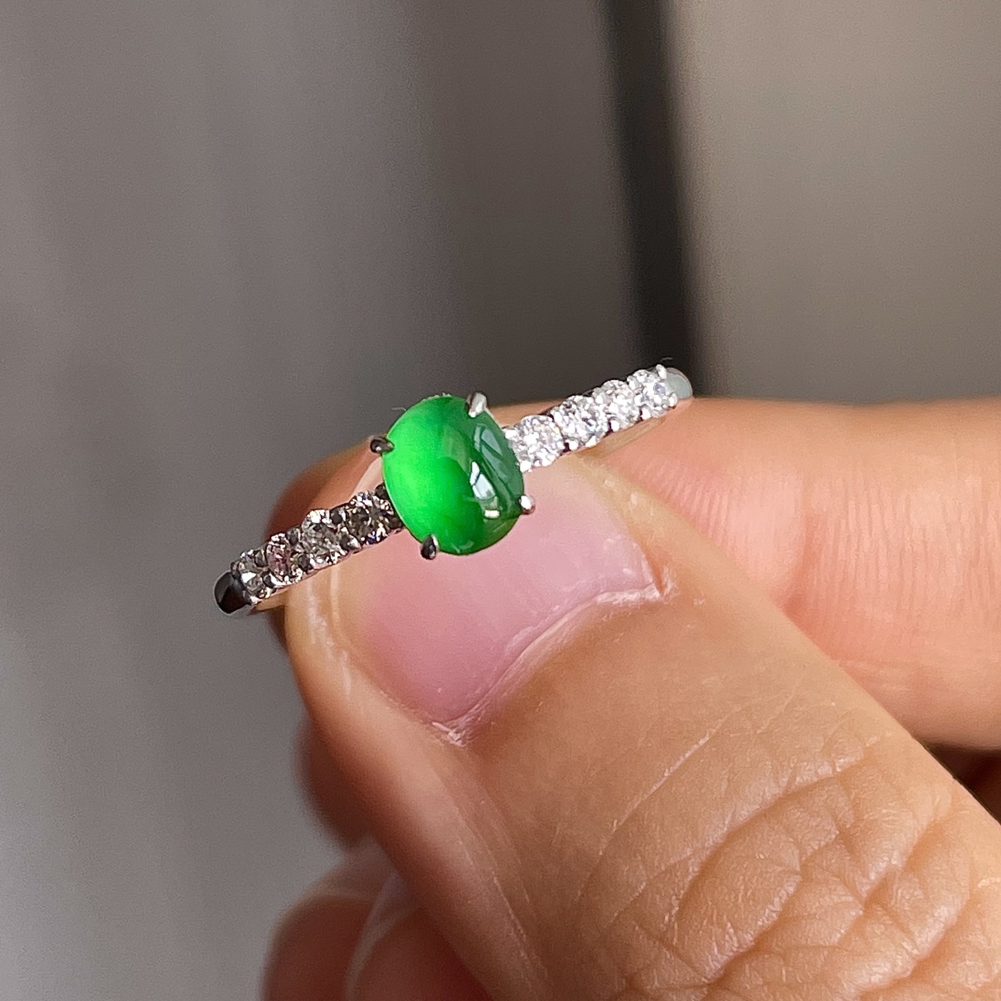缅甸冰种阳绿戒指，裸镶戒指，色辣，18k金镶嵌，饱满水润，无裂，裸石尺寸5.3/4.3/3.5编码0
