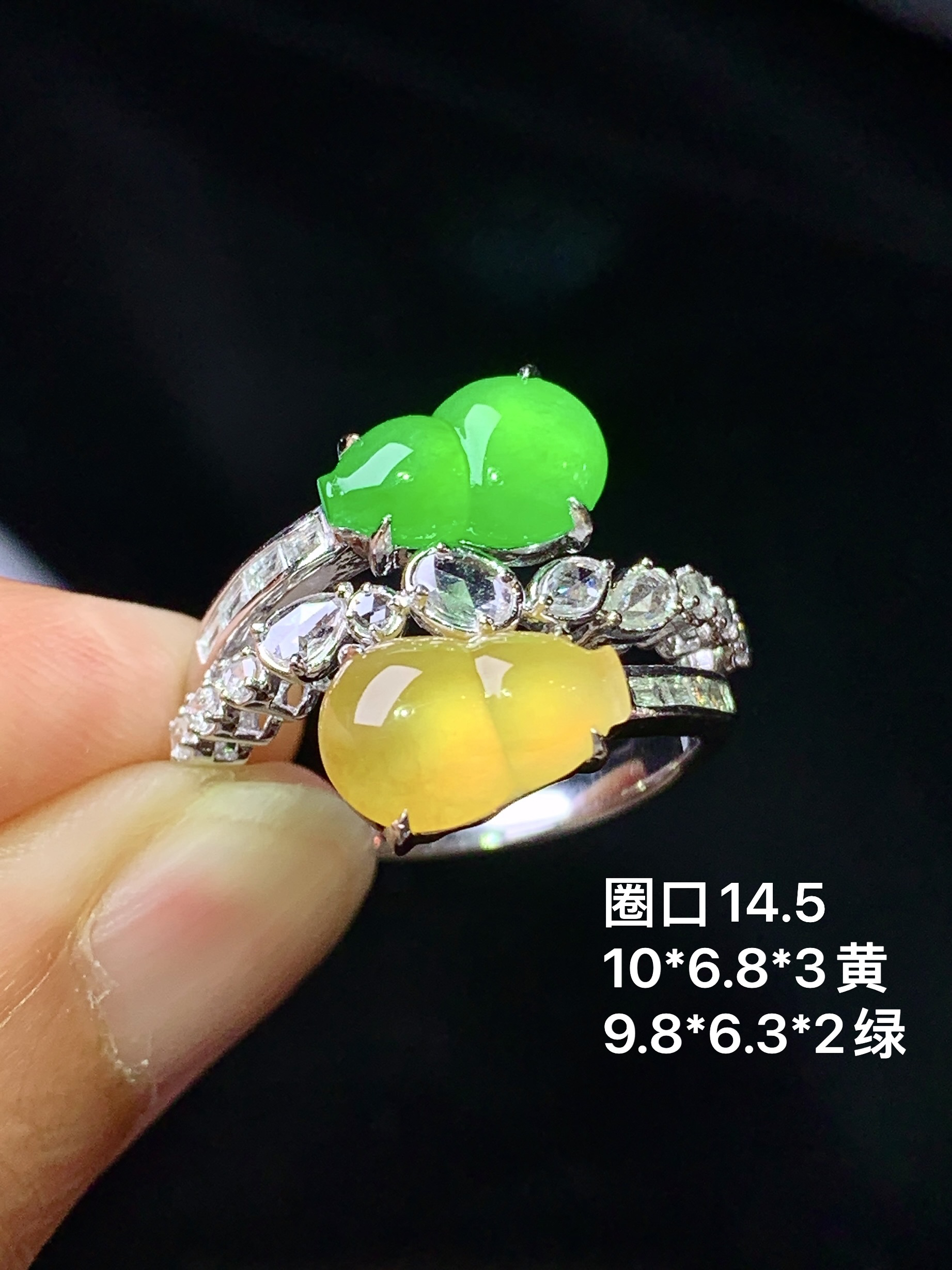 18k金钻镶嵌黄绿翡葫芦戒指 玉质细腻 色泽艳丽清新 水润亮眼 圈口14.5 整体尺寸10*6.8*3 b6