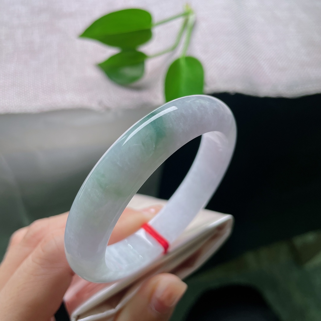55.5/12.6/8.3，飘花正圈，皮纹，淡紫为底，柔和飘花由玉骨之内缓缓晕出，不艳俗、不暗沉，如烟似雾，温柔得恰到好处。ss59018a