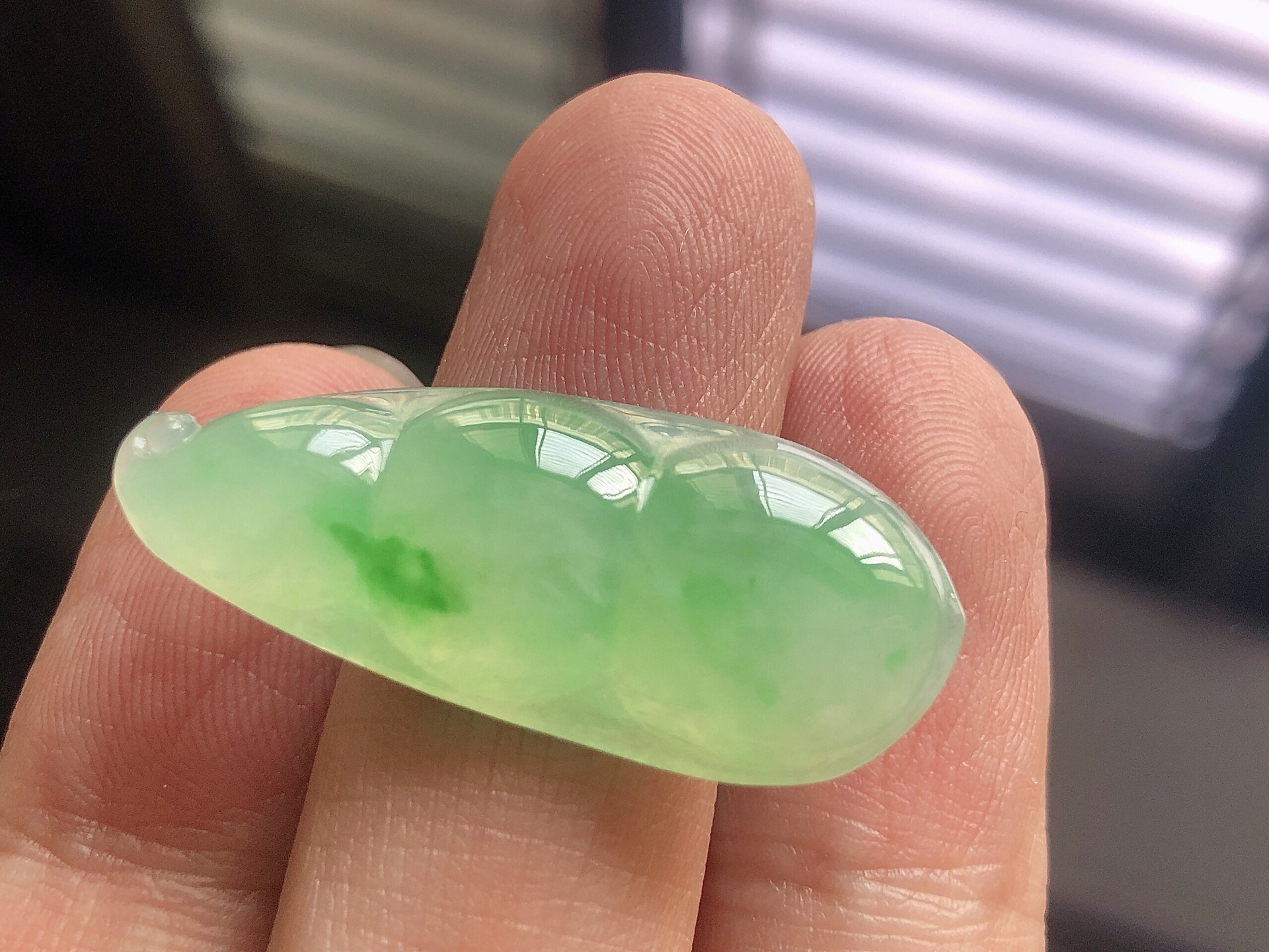 ️ 冰种阳绿福豆，色泽艳阳，通透水润，玉质细腻，夺目迷人，镶嵌效果，品相，无裂，尺寸34.5*14