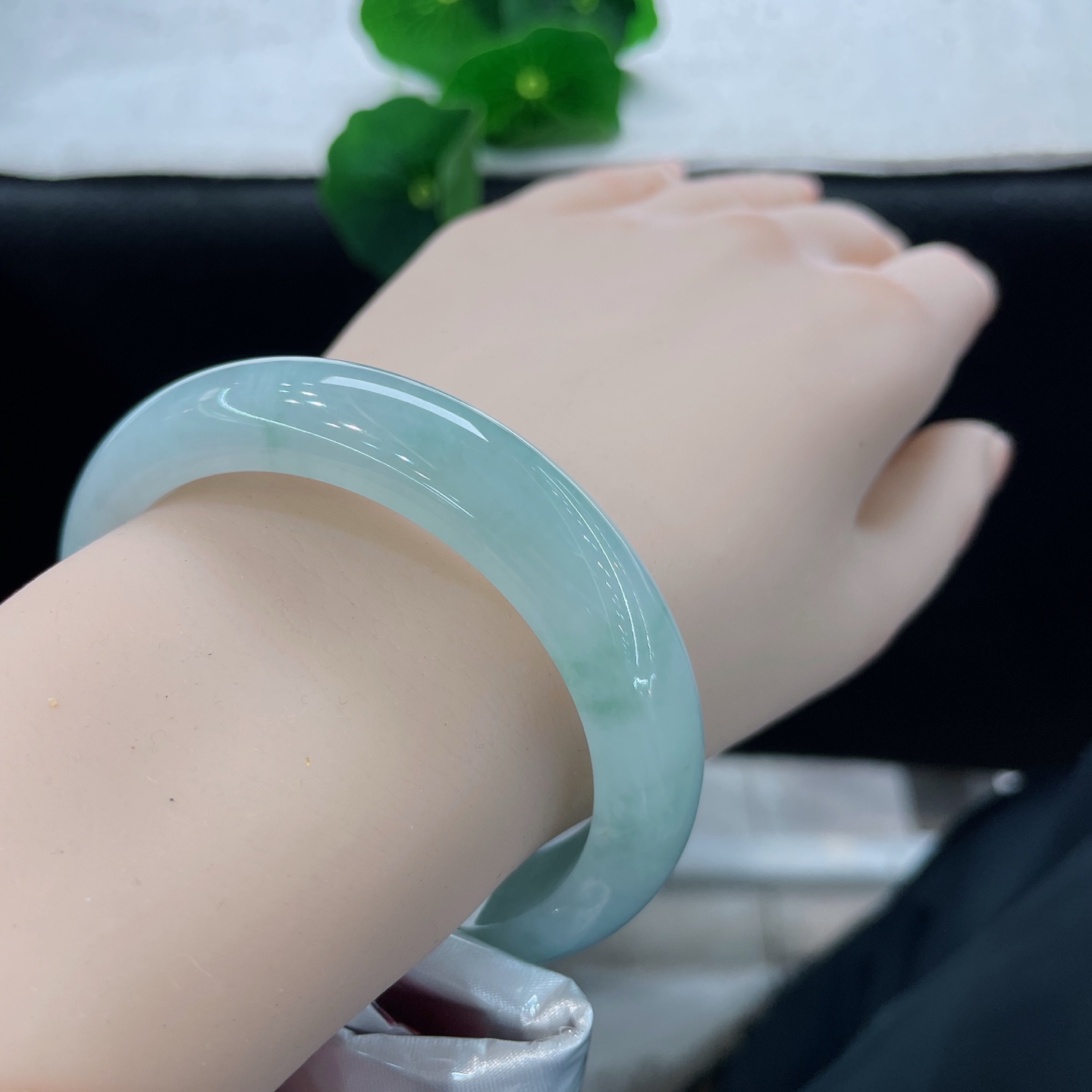 天然翡翠手镯 圈口54.8/12.3/8.9，冰飘花正圈，54/55圈可戴，玉底生清韵，飘花落镯间。无裂。