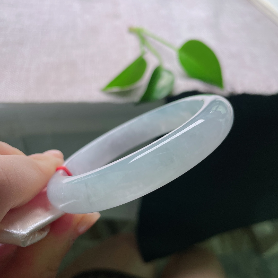 58.3/12./8.4，蓝底正圈，无裂，冰感晴水平安镯，玉质细腻莹润，清浅晴底如水，自带清透胶感。ss58791a