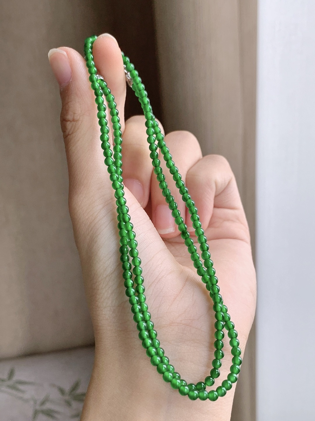 【珠子】冰辣绿珠链圆珠子珠链 【说明】 性比高 【尺寸】3mm，27cm 【重量】10.4克