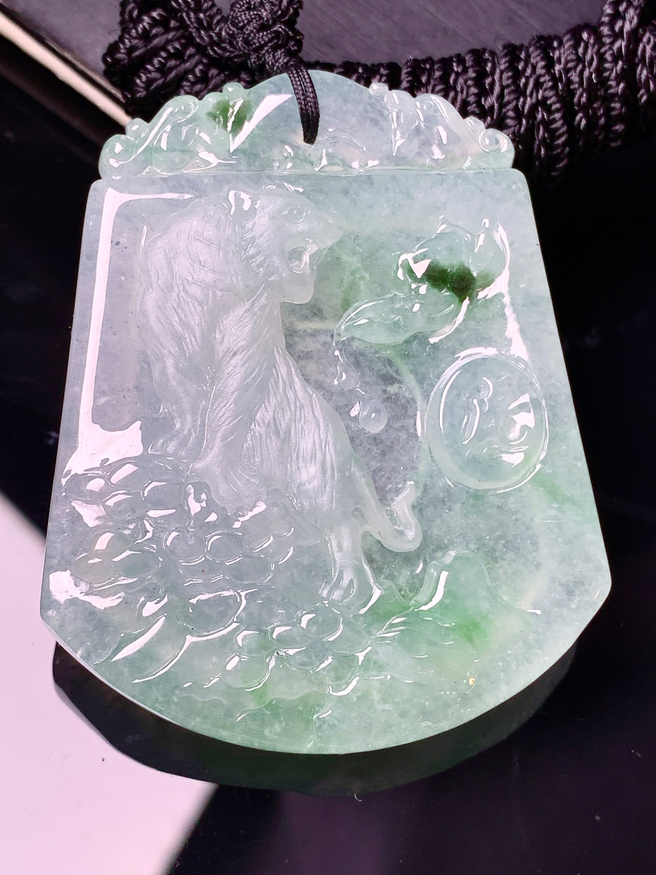 飘绿老虎牌吊坠 玉质细腻 色泽艳丽清新 水润亮眼 整体尺寸50.6*41*7.1 x3
