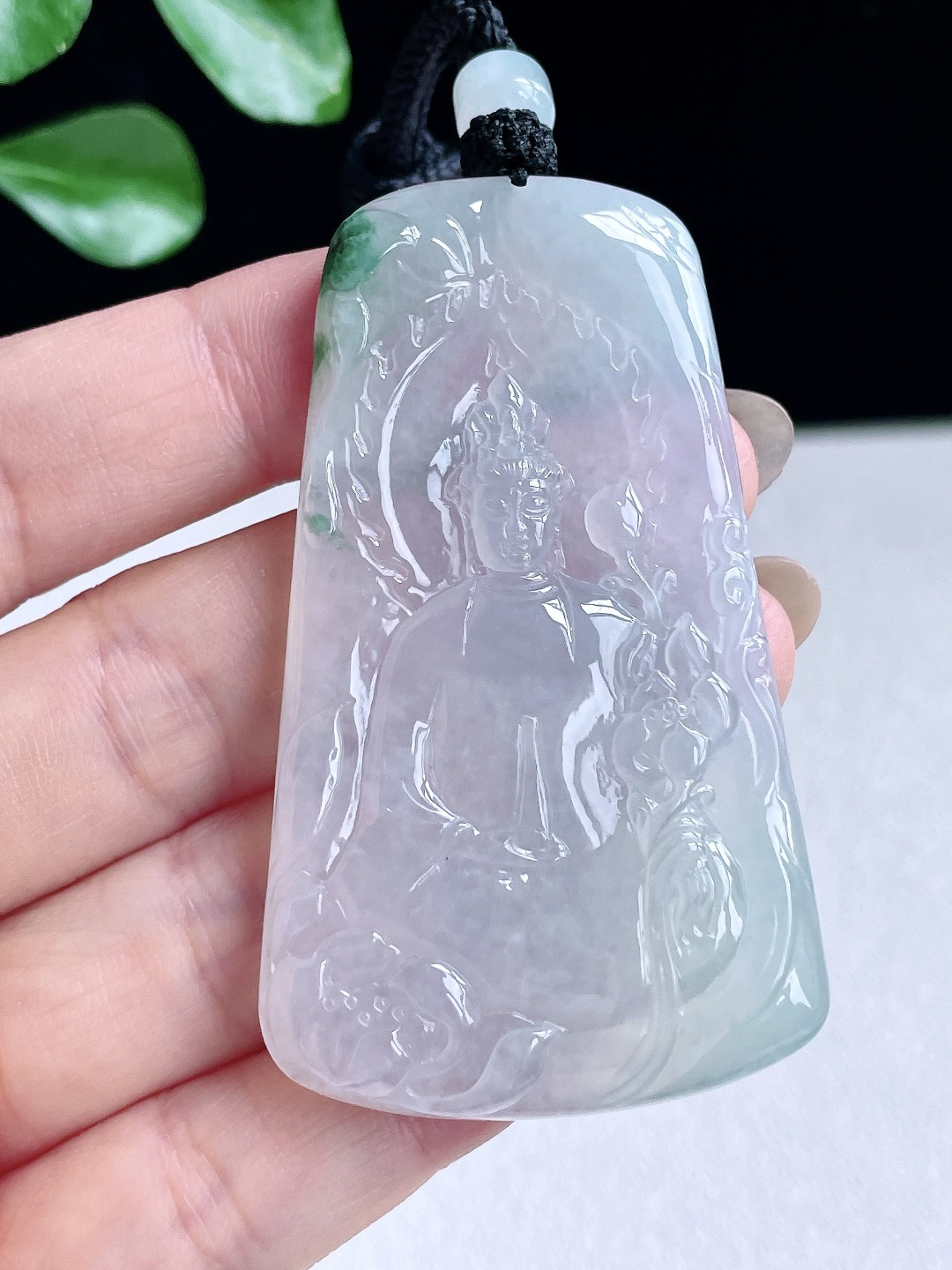 【裸石】糯冰飘花大势至观音持莲观音牌吊坠 【说明】缅甸 无裂 性比高 厚装 【尺寸】66-39.5-6.8 【重量】40克
