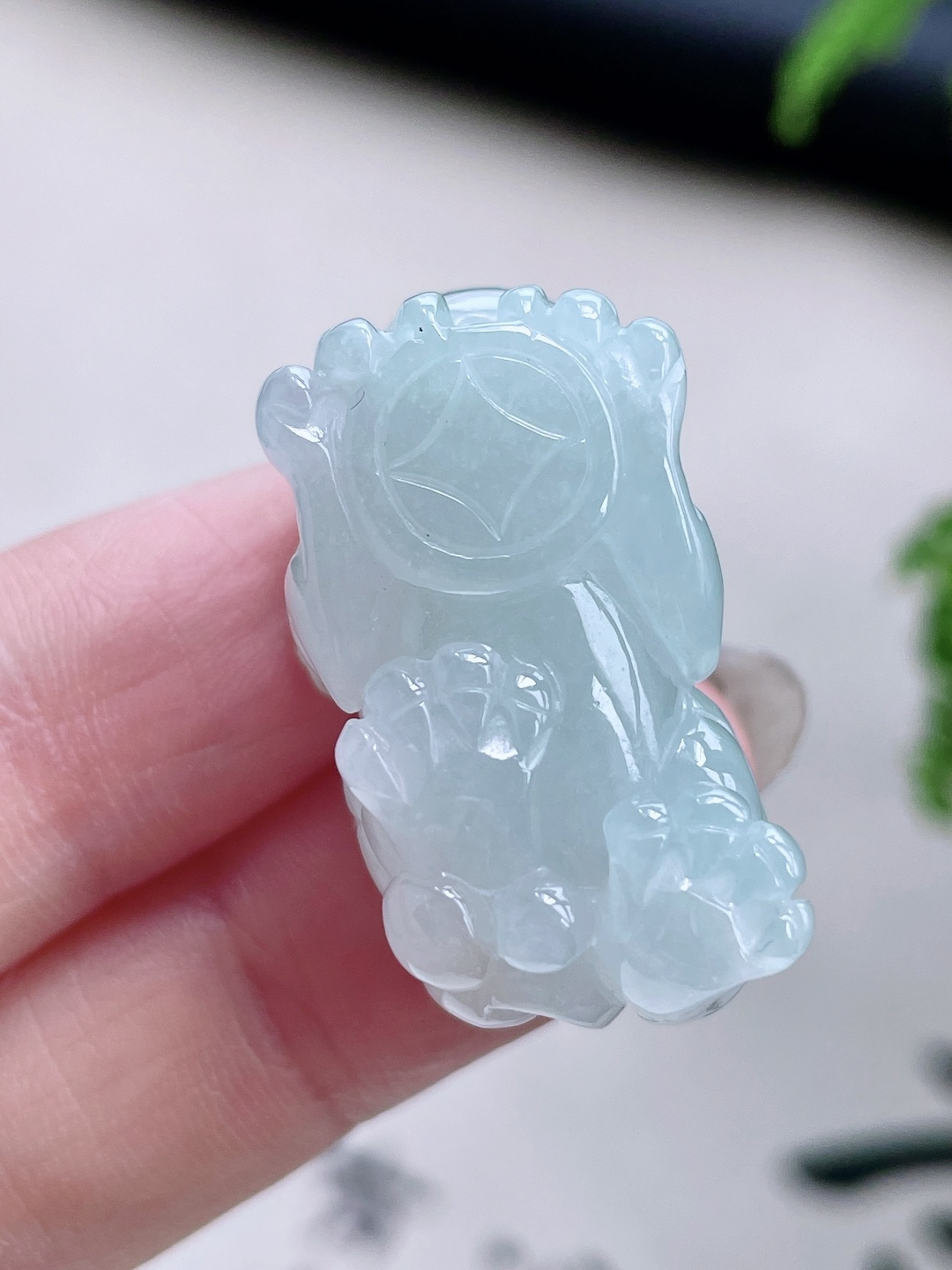 【裸石】冰糯种貔貅吊坠 【说明】缅甸 无裂 性比高 超厚手把件 【尺寸】33.5-16.3-19 【重量】18.5克