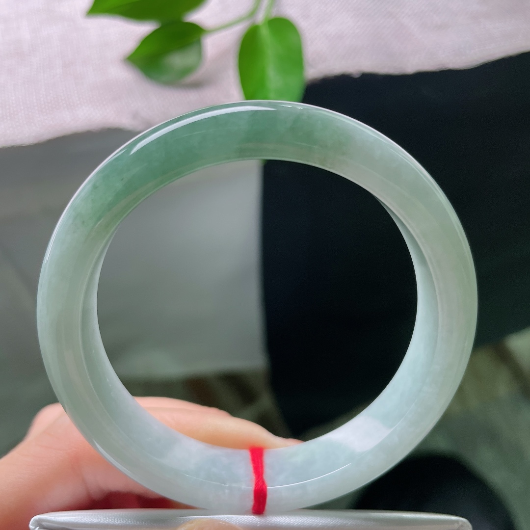 55.3/12.4/8.1，油青正圈，色线，种水清爽通透，自带温润胶感，经典正圈版型，上手清雅大方。