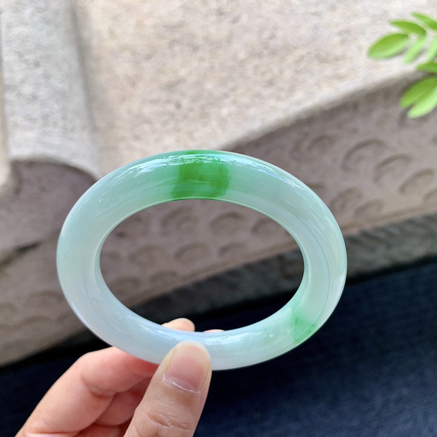 圆条54 55 圈口54.3/11/10.4 编码GL091415 糯冰飘绿，水润，种老，细腻，打灯有棉纹