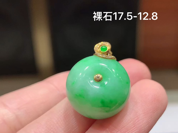 ️ 18K 阳绿平安扣吊坠 无裂 尺寸，17.5-12.8