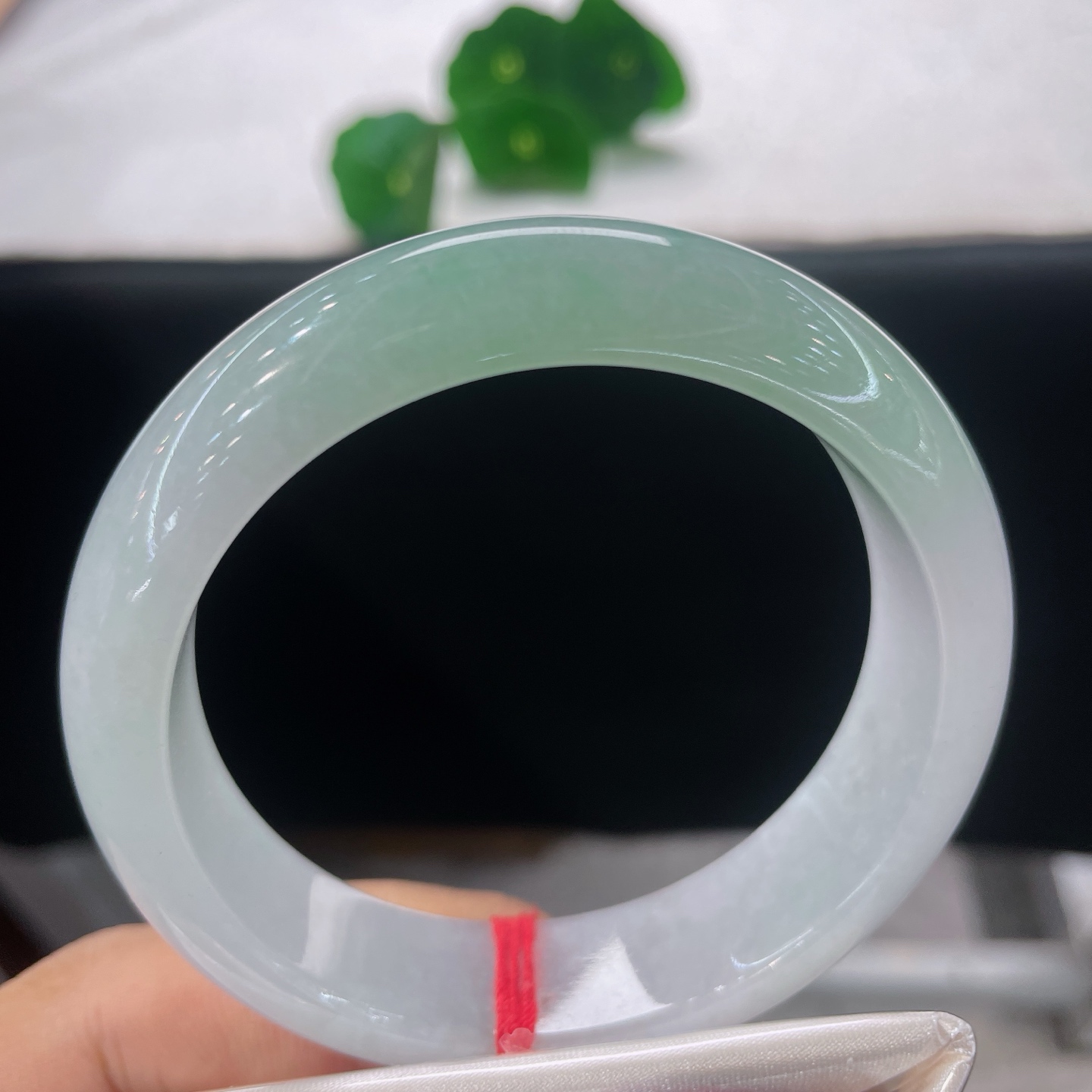 天然翡翠手镯 圈口57.8/15.3/8.5，淡春彩正圈，57/59可戴，半玉凝霜白，半镯浸春山。微棉