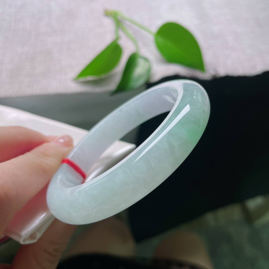 54.7/12.1/8.9，春彩正圈，一点皮纹，冰糯浅绿平安镯，玉质温润细腻，底色清浅，一抹柔绿晕染镯身。ss58854a