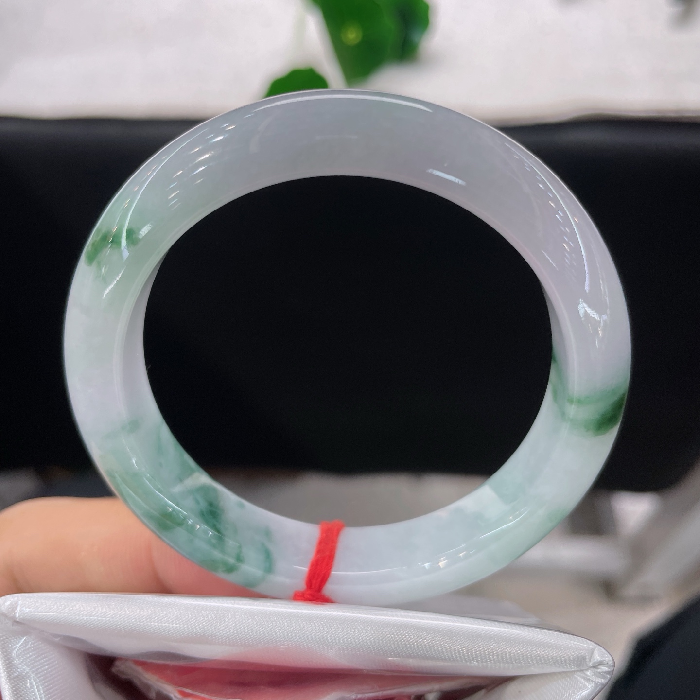 天然翡翠手镯 圈口/54/11.3/8.4，冰飘花正圈，54/55可戴，冰玉凝素底，翠色落山河。微微棉